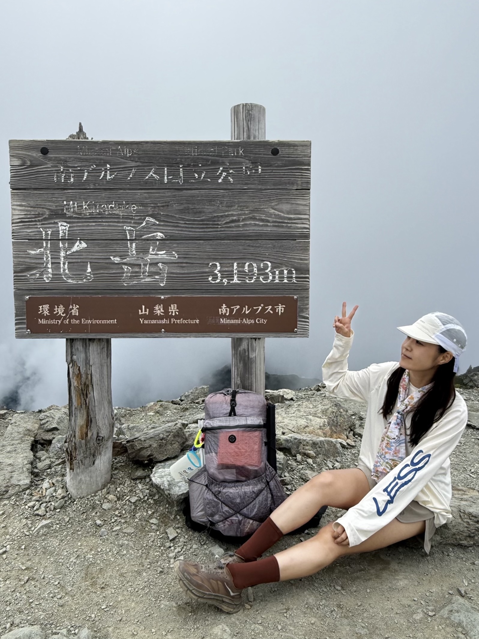 Satisfy Rippy Trail Cap Off White, Hoka x Satisfy Mafate Speed 4 Lite Rubber 착용 스타일 - 2