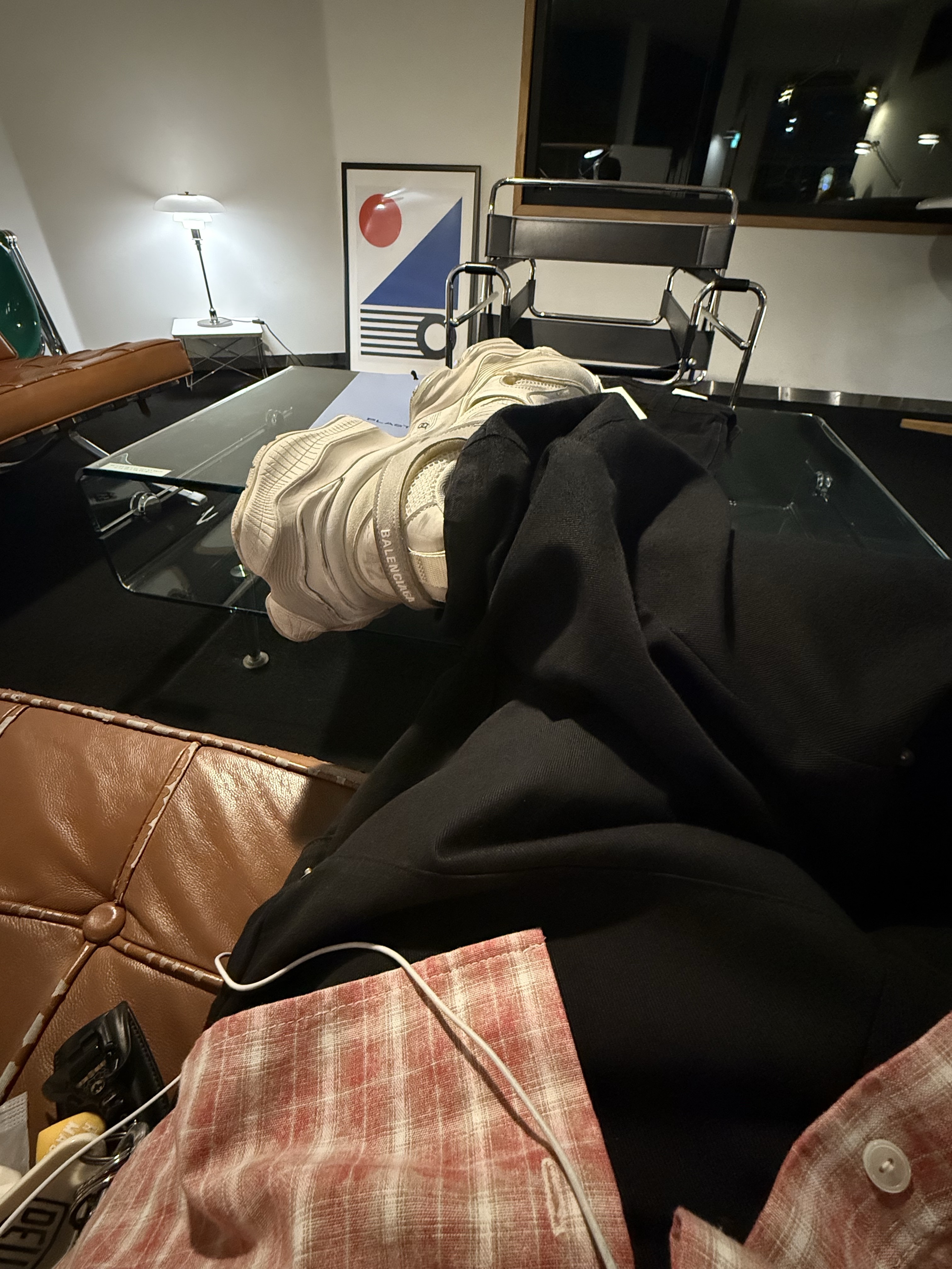 Balenciaga Cargo Sneakers Beige, Aoiro 6-Panel Hikari A/N Fitted Cap Black 착용 스타일 - 1
