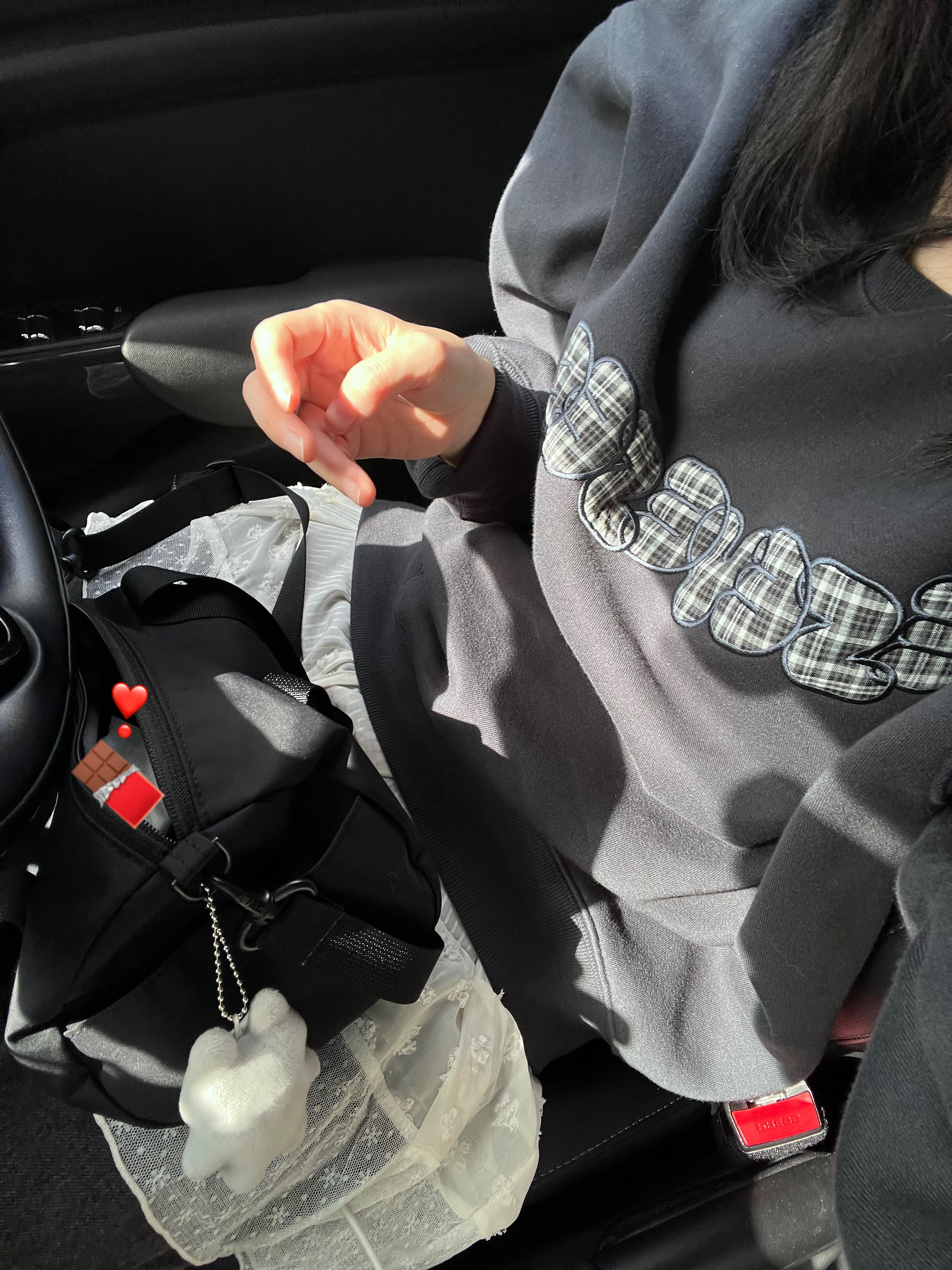 YESEYESEE Y.E.S Checkered Logo Sweatshirt Charcoal 착용 스타일 - 3