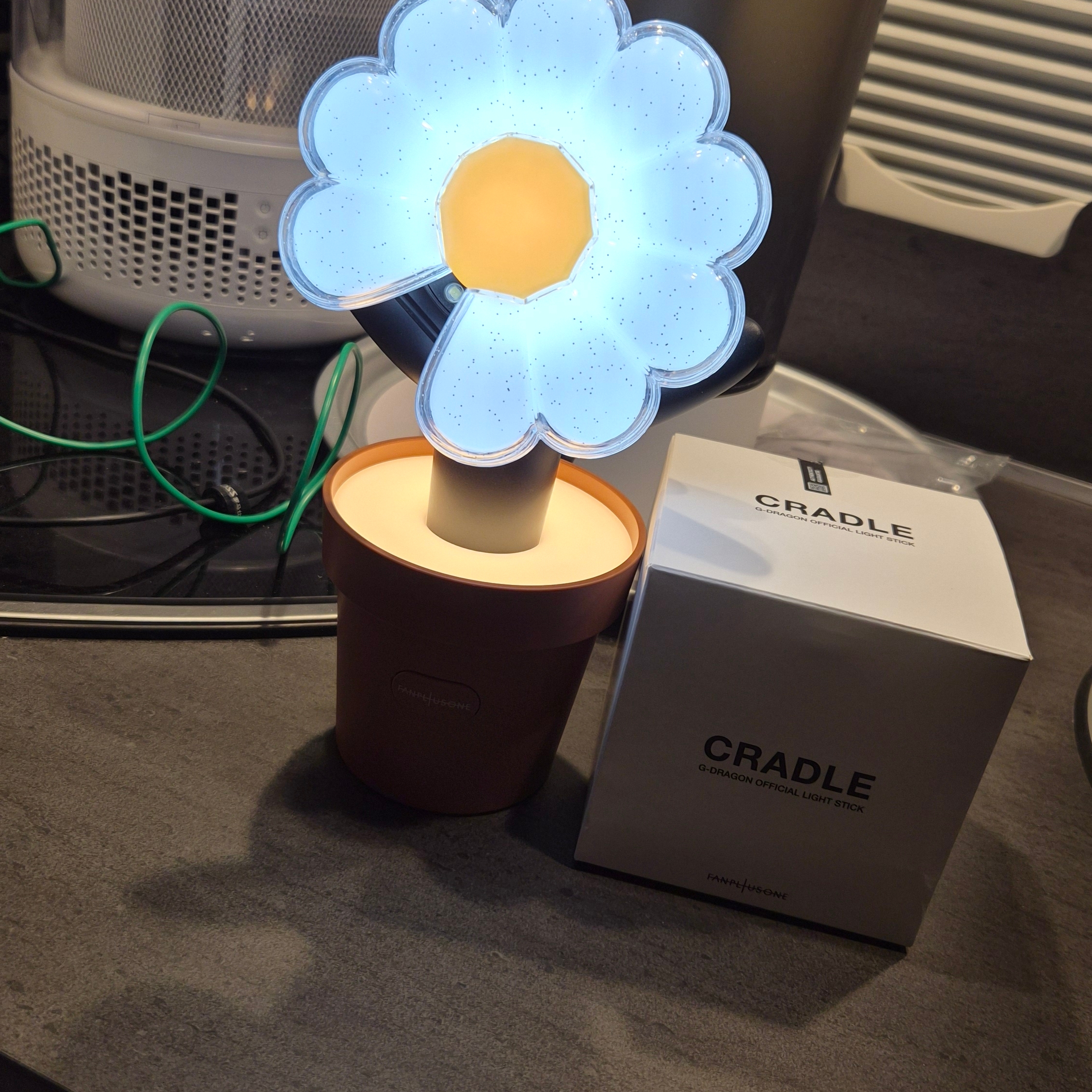 G-DRAGON Ubermensch Official Light Stick Cradle 착용 스타일