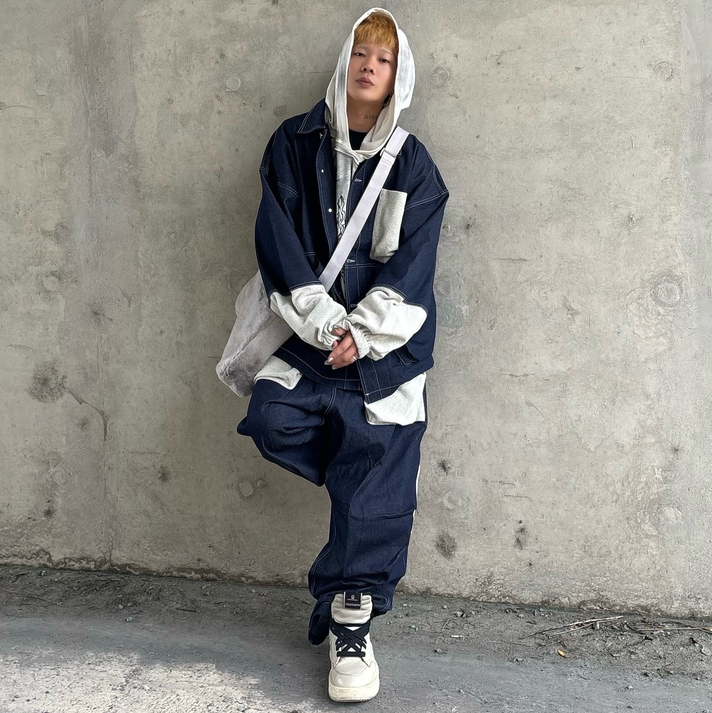 Converse x Drkshdw Turbowpn Pelican, Nike NSW Faux Fur Tote Bag Light Iron Ore 착용 스타일 - 1