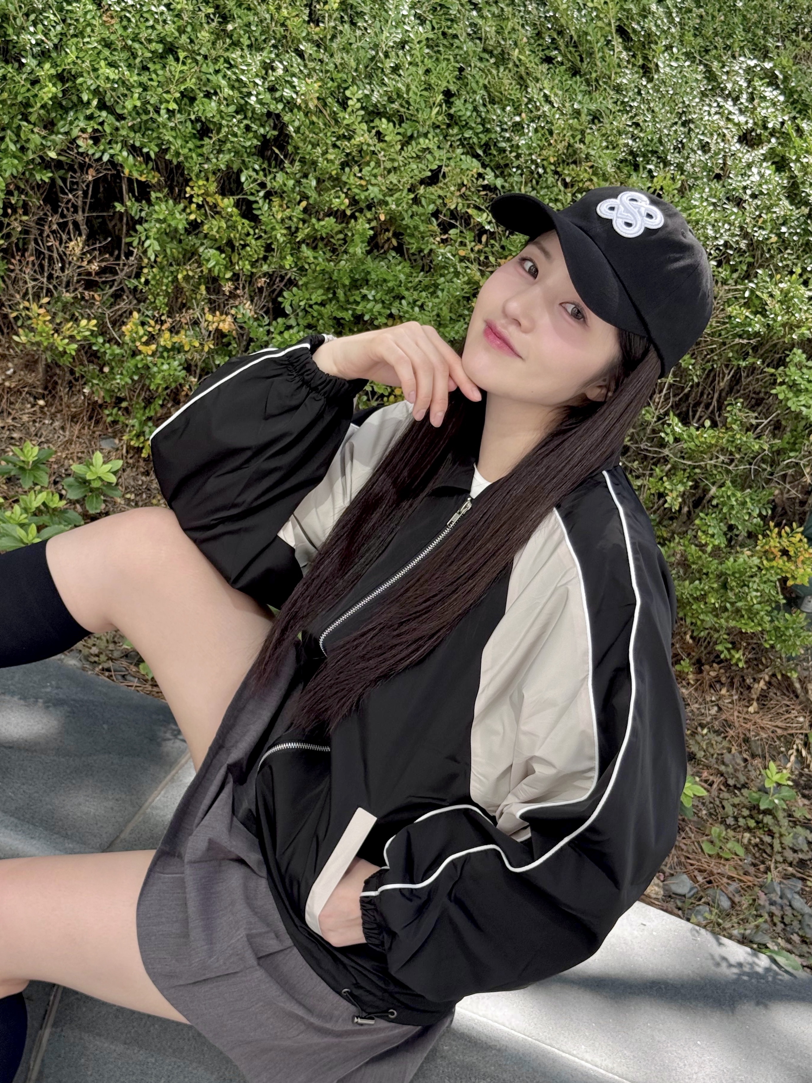 SLOW RECORD HOUSE Piping Line Windbreaker Black & Beige 착용 스타일 - 1