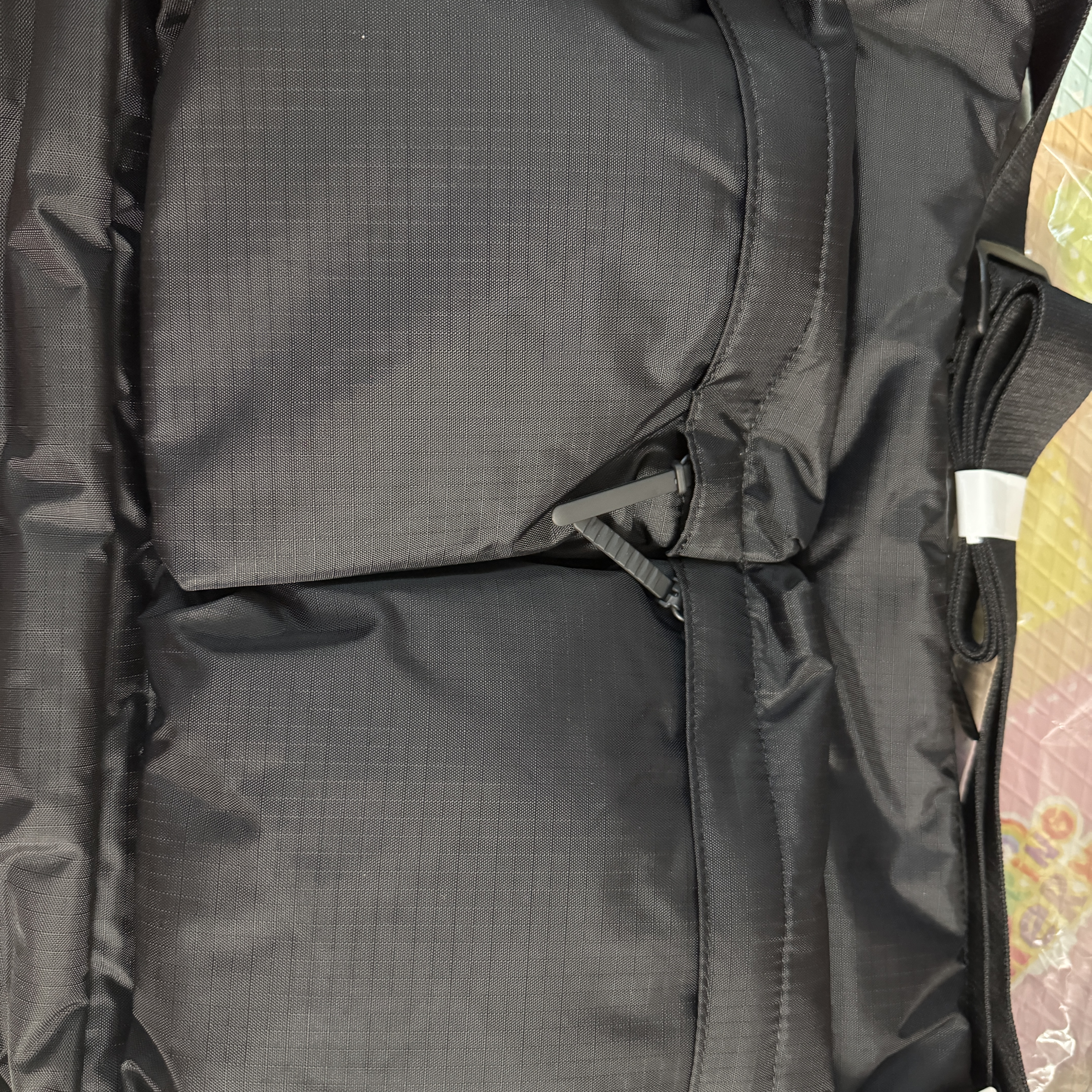 Uniqlo Multi Pocket Shoulder Bag Black 착용 스타일