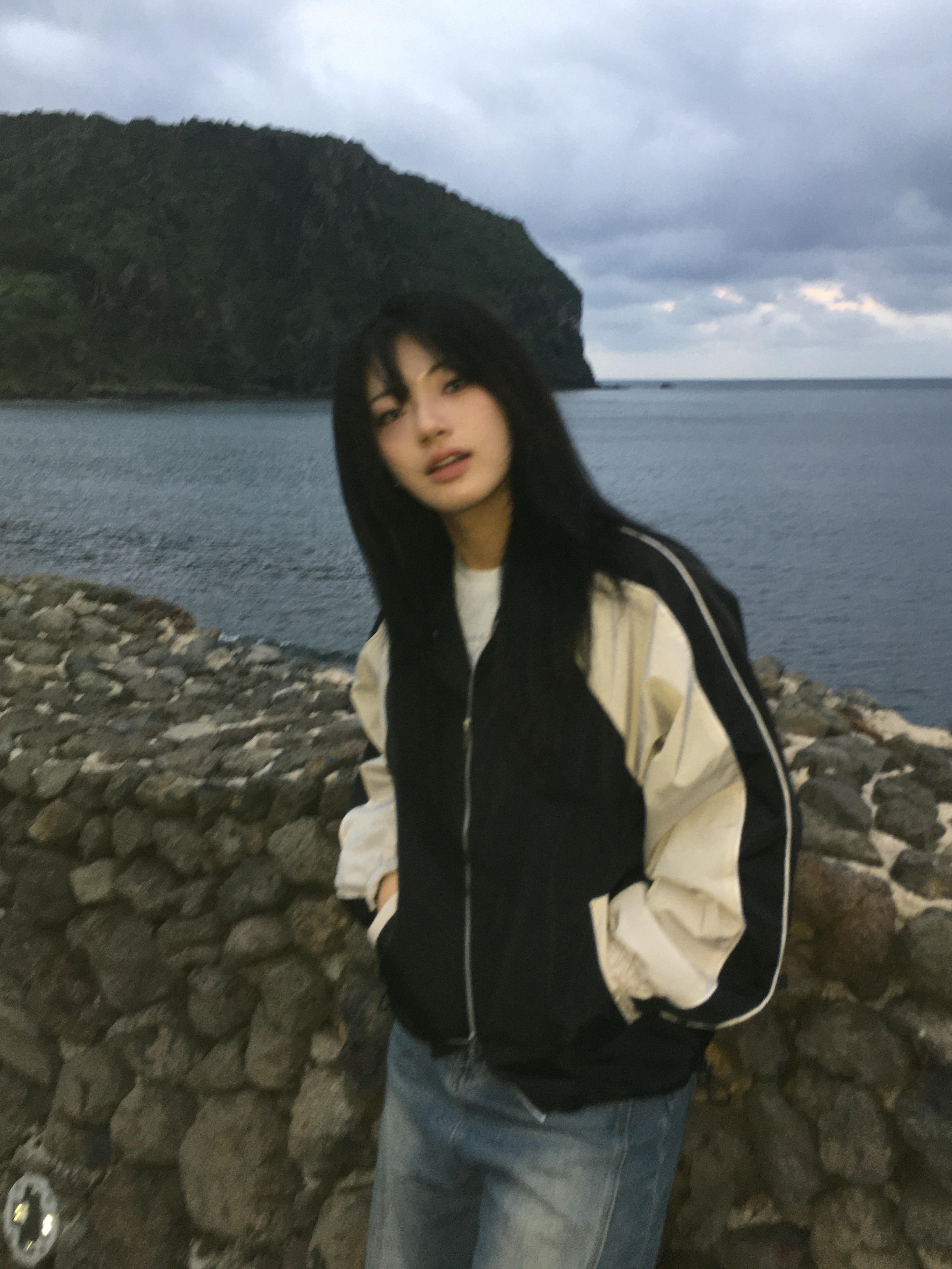 SLOW RECORD HOUSE Piping Line Windbreaker Black & Beige 착용 스타일 - 2