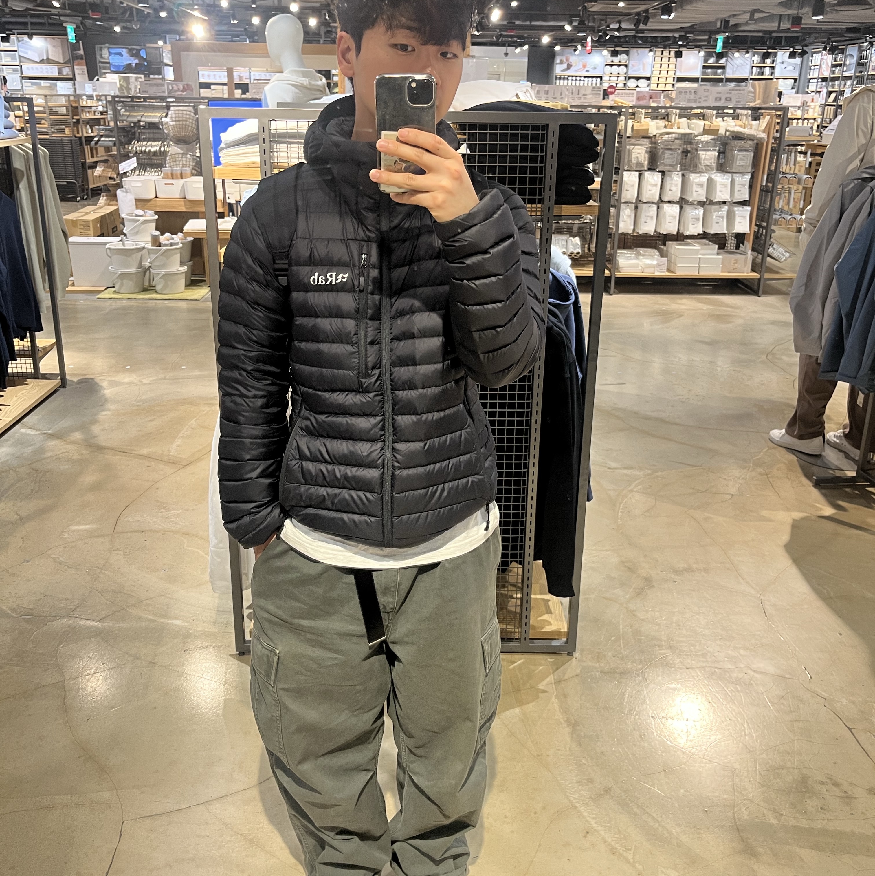 Rab Microlight Alpine Jacket Black, Carhartt WIP Columbia Ripstop Regular Cargo Pants Leather Rinsed 착용 스타일 - 4
