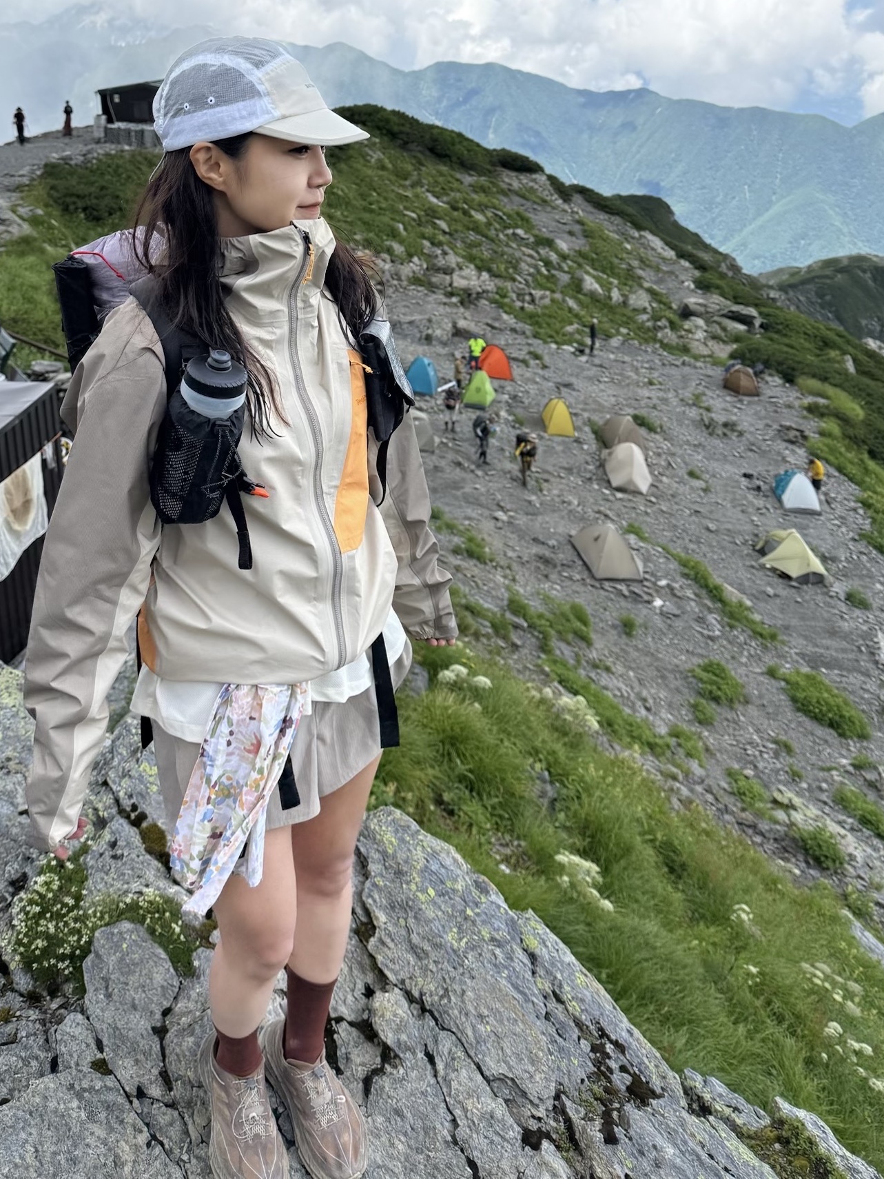 Satisfy Rippy Trail Cap Off White, Hoka x Satisfy Mafate Speed 4 Lite Rubber 착용 스타일 - 1