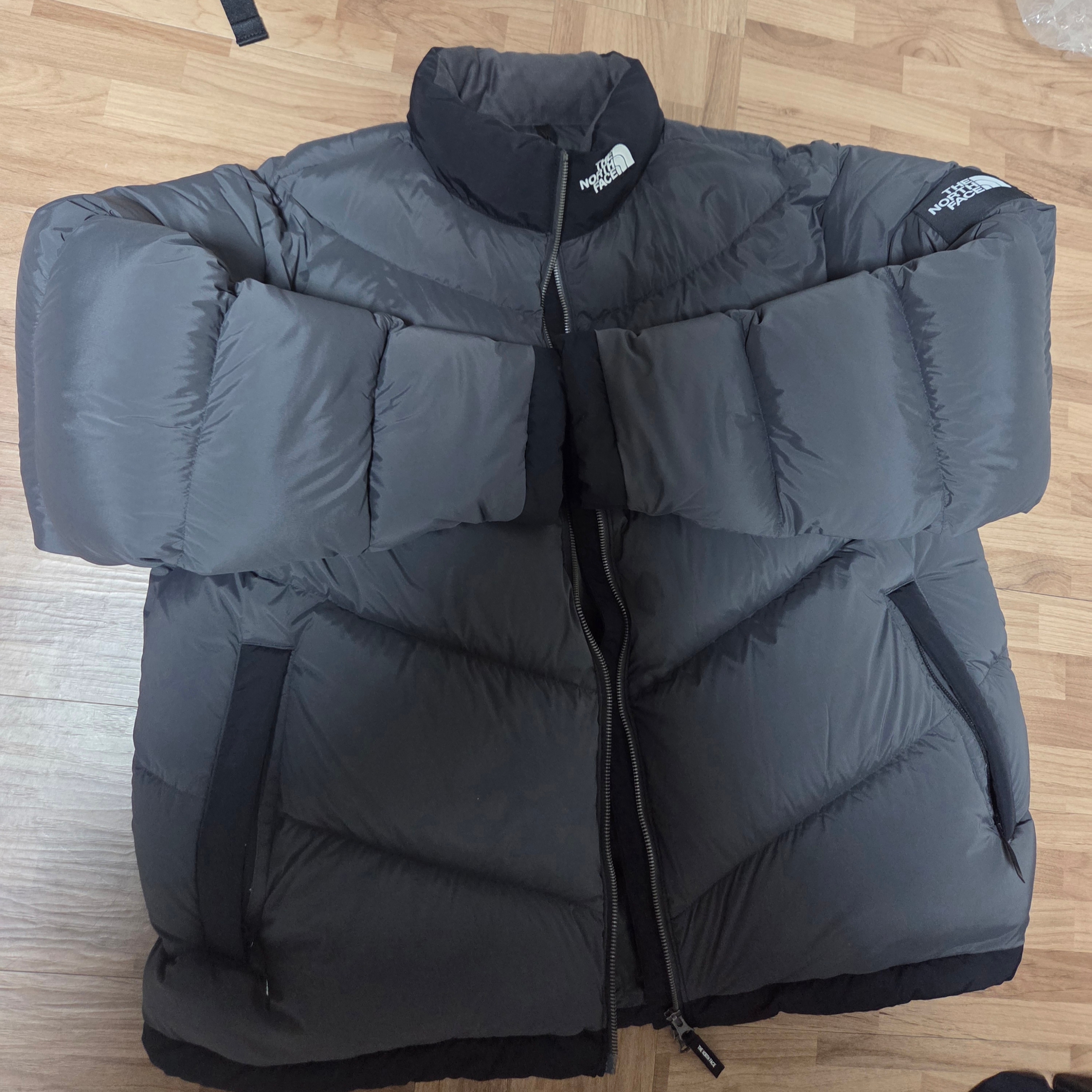 The North Face Superflex RDS Down Jacket Grey 착용 스타일