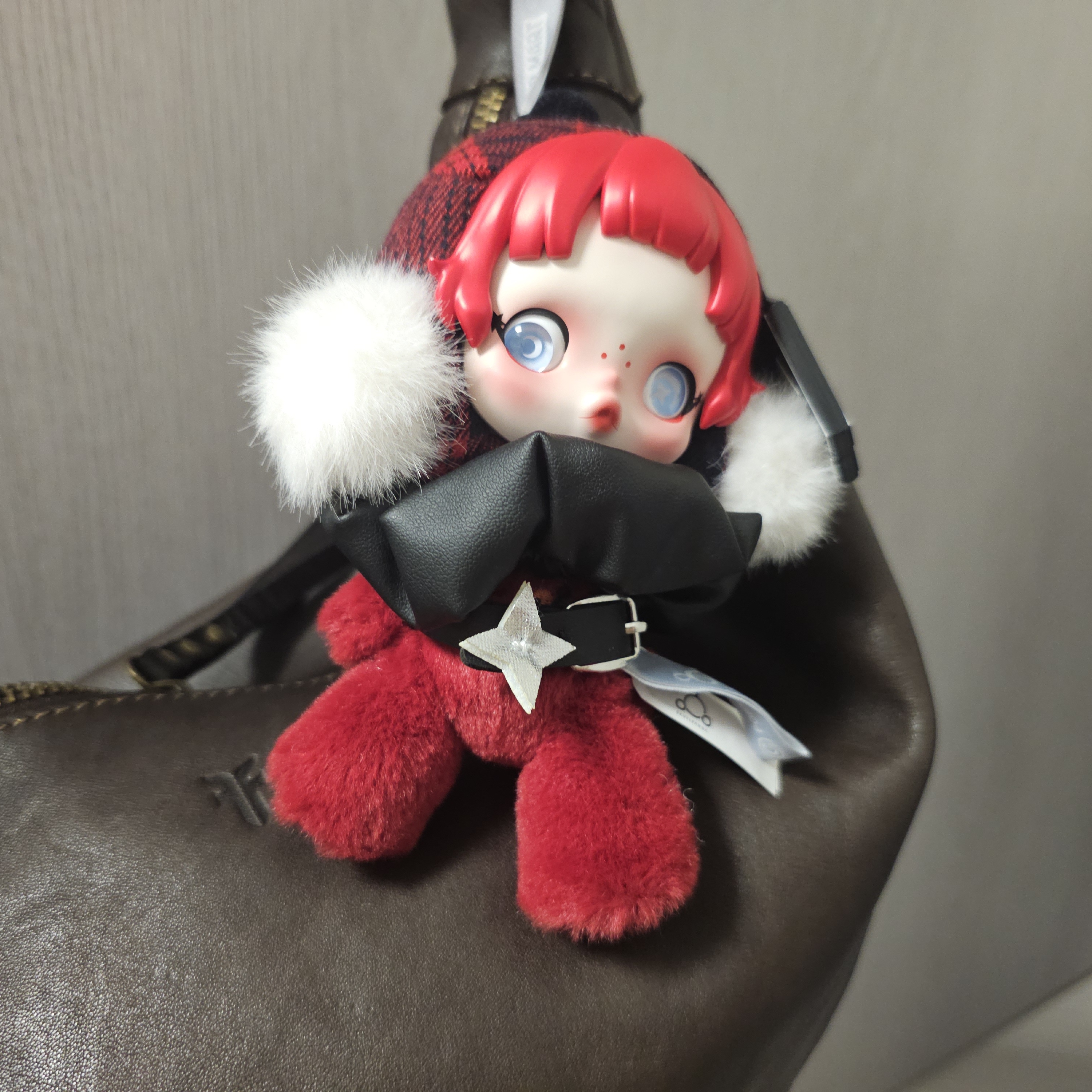Pop Mart Skullpanda Winter Symphony Series Keyring Rock On (Opened Case) 착용 스타일