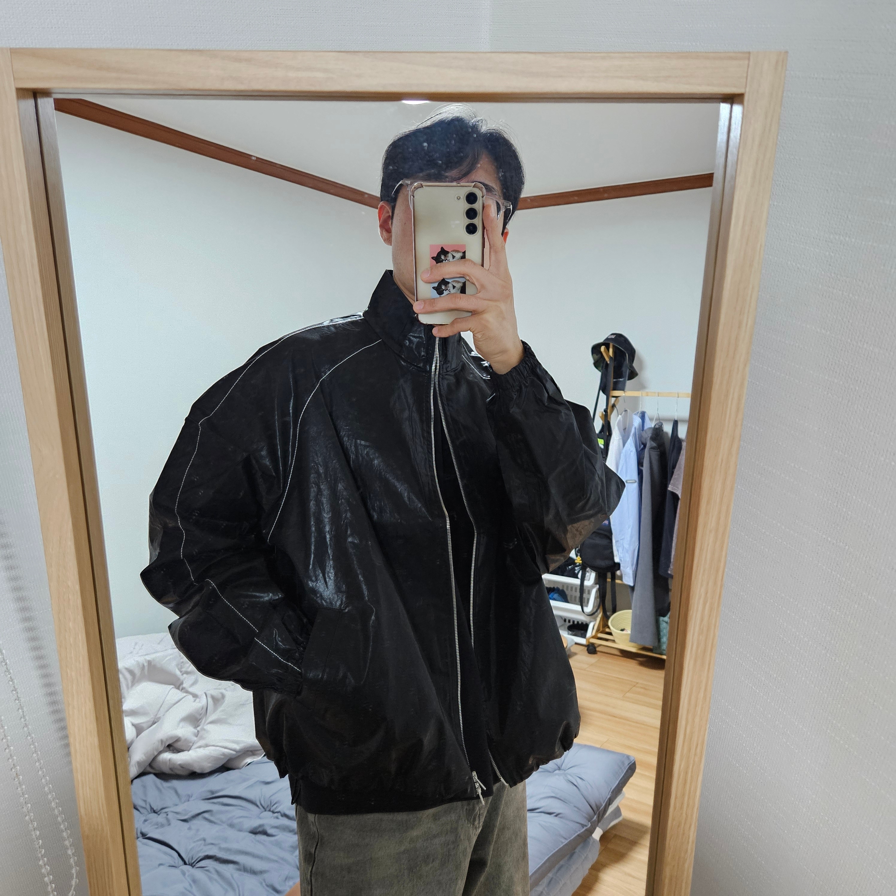 (W) Matin Kim Logo Coating Jumper Black 착용 스타일 - 1