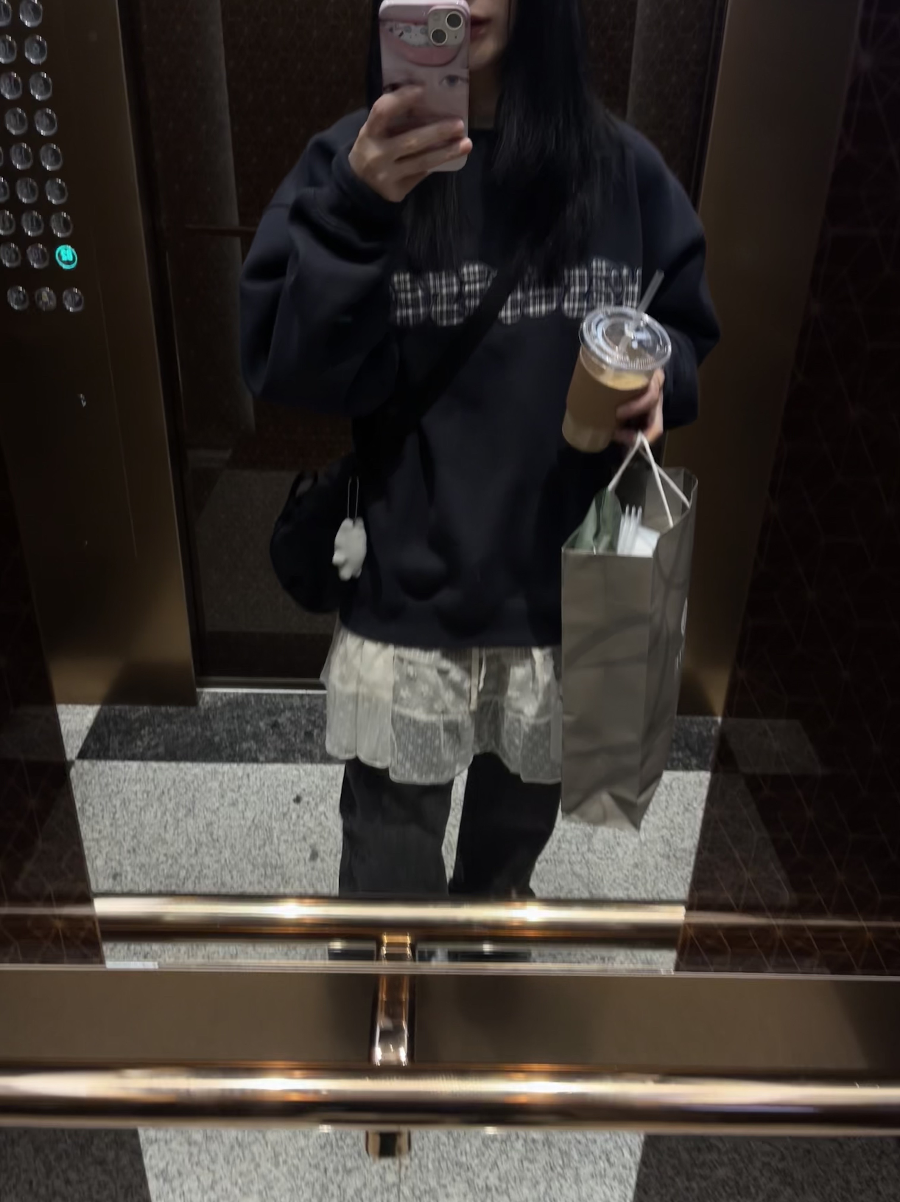 YESEYESEE Y.E.S Checkered Logo Sweatshirt Charcoal 착용 스타일 - 1