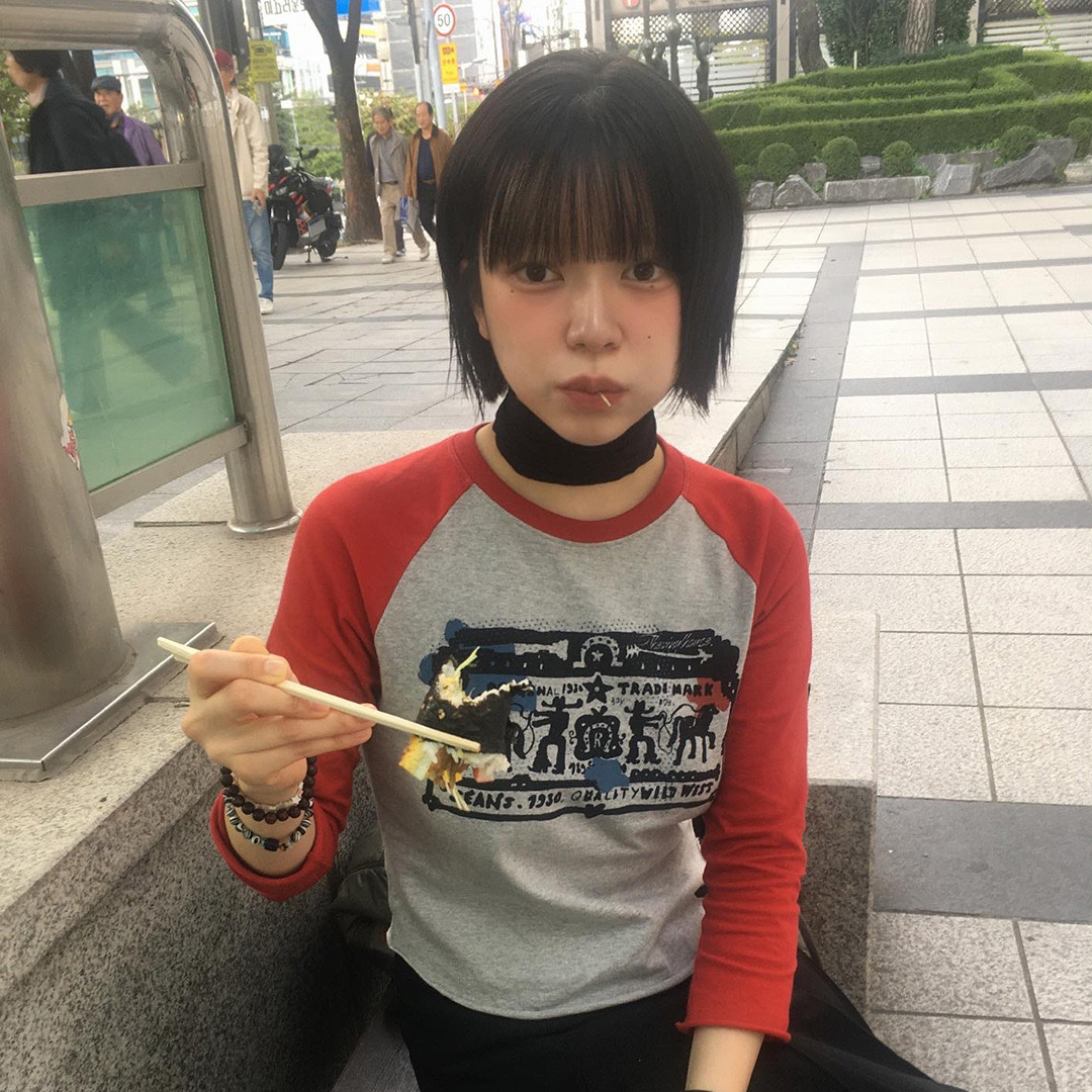 Thevinylhouse Cowboy Pictogram Raglan LS Tee Red 착용 스타일