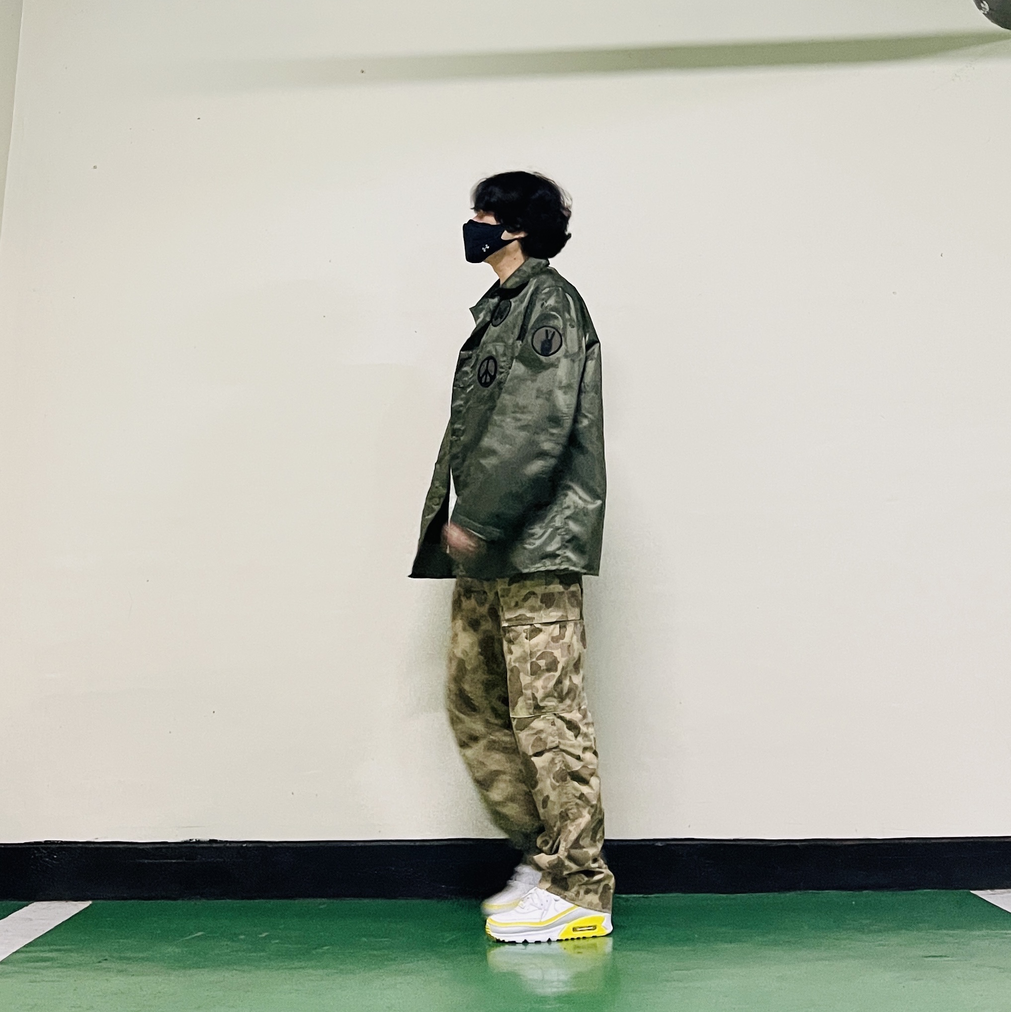 Needles D.N. Coverall Papillon Jacquard Sateen Olive, Nike x Undefeated Air Max 90 White Optic Yellow 착용 스타일 - 3