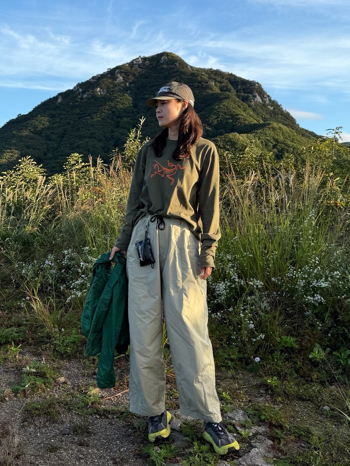 Satisfy Flitesilk Running Cap Khaki 착용 스타일 - 3