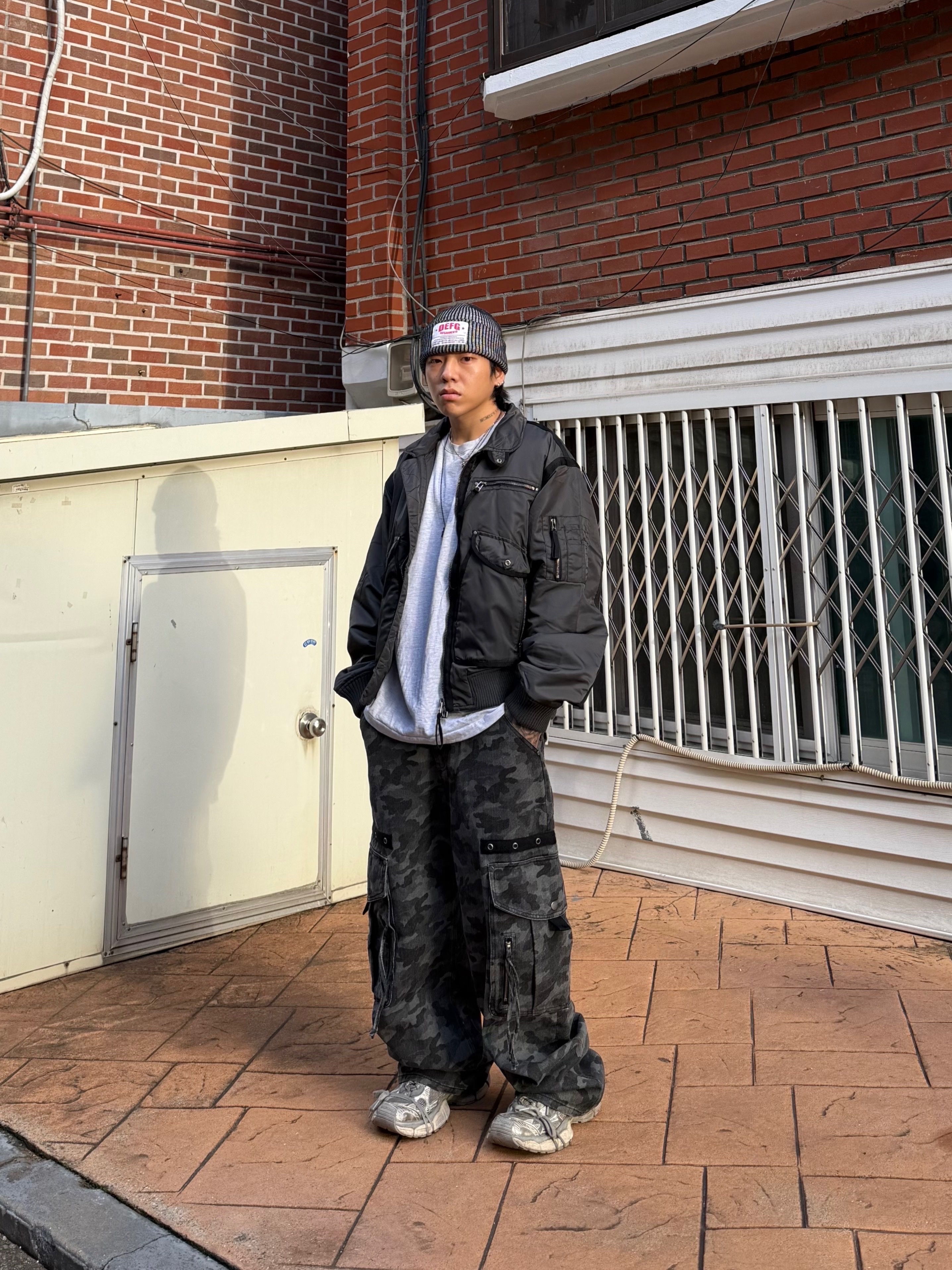 Balenciaga 3XL Sneakers Light Beige, DEFGARMENTS Label Point Rib Beanie Black 착용 스타일 - 1