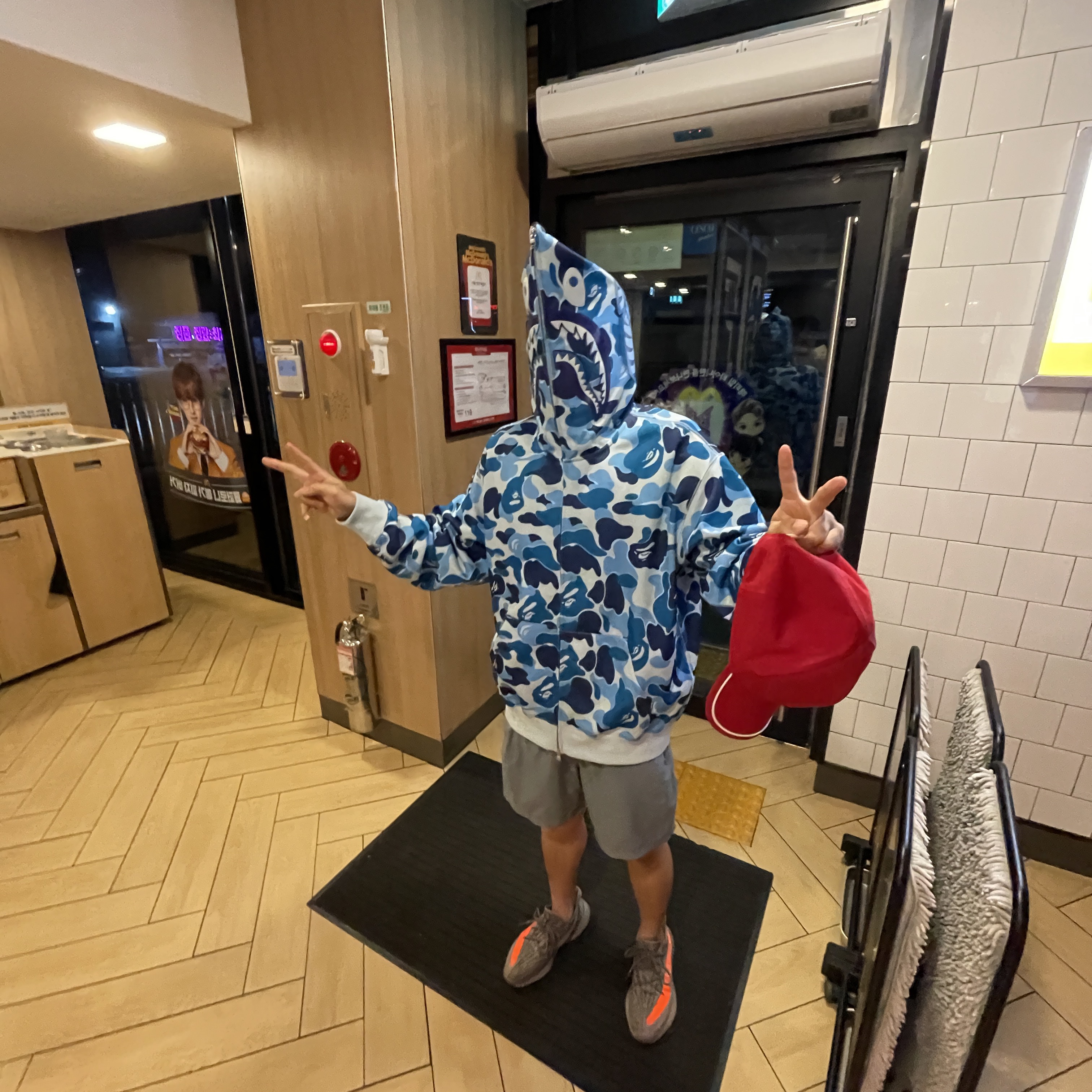 BAPE ABC Camo Rayon Relaxed Fit Shark Full Zip Hoodie Blue, Adidas Yeezy Boost 350 V2 Beluga - Reflective 착용 스타일