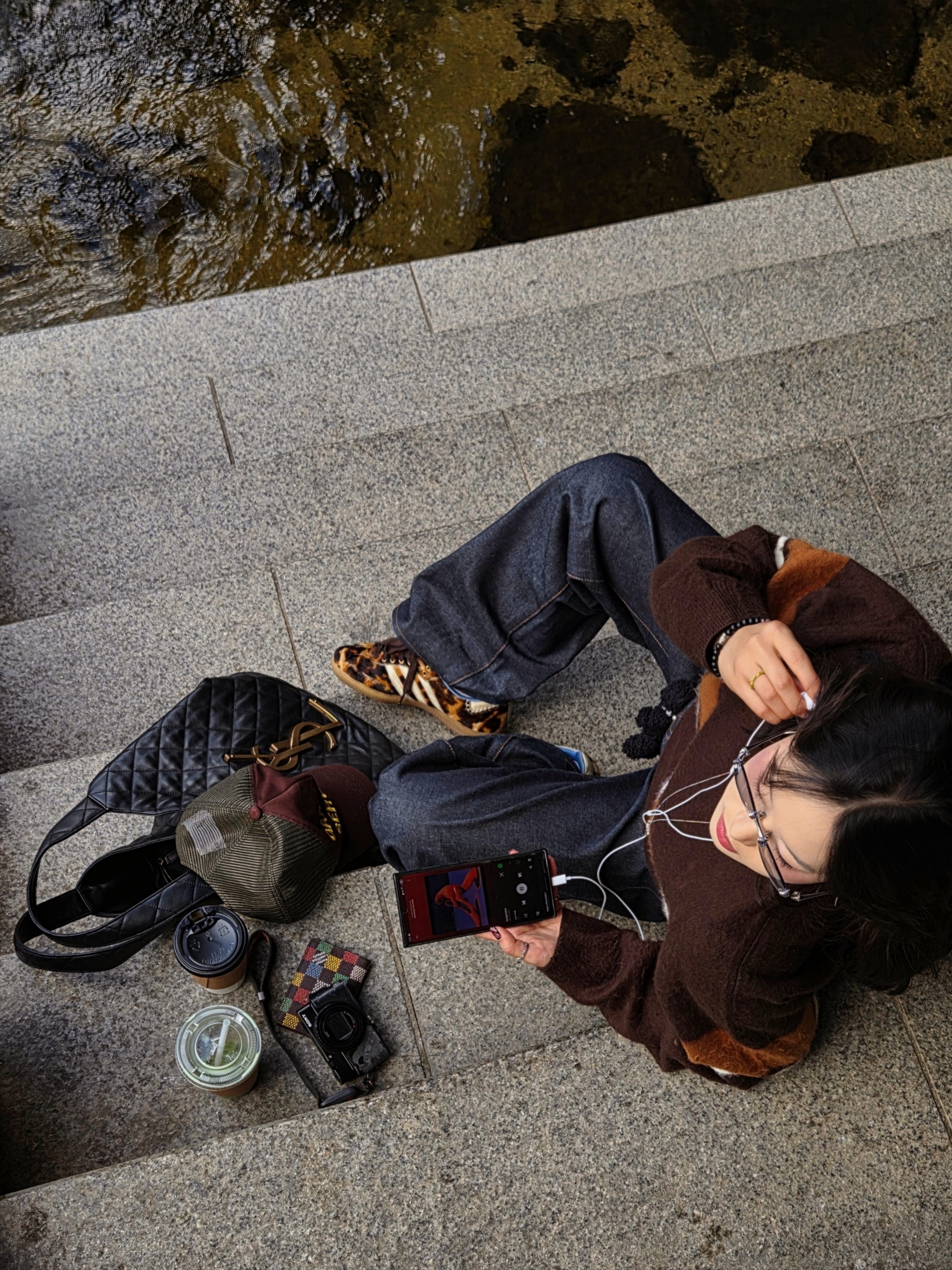 Supreme Brushed Stripe Sweater Dark Brown - 25FW, Supreme Rigid Loose Fit Selvedge Jean Rigid Indigo - 25FW 착용 스타일 - 2