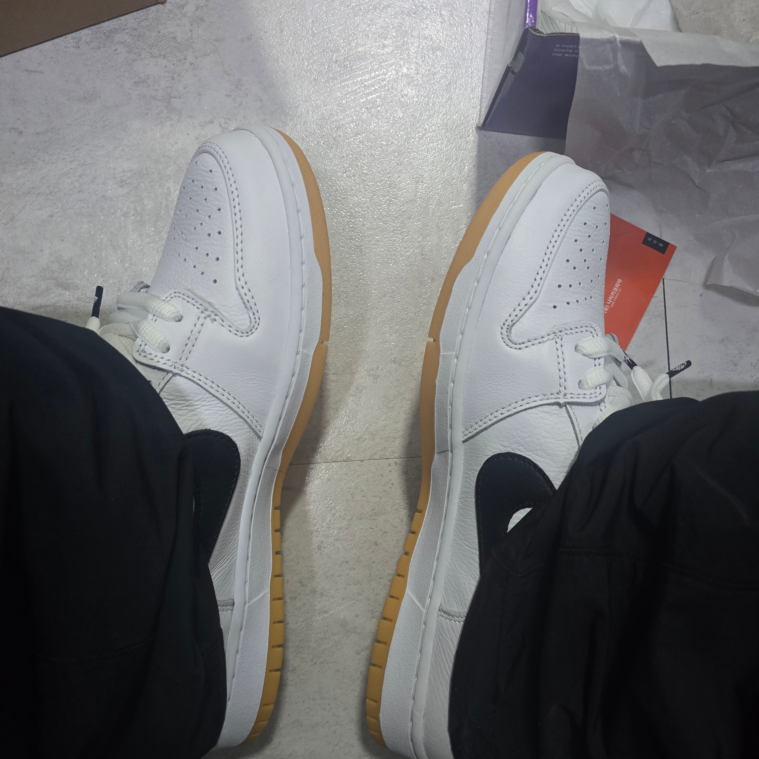 Nike SB Dunk Low Pro White and Gum Light Brown 착용 스타일