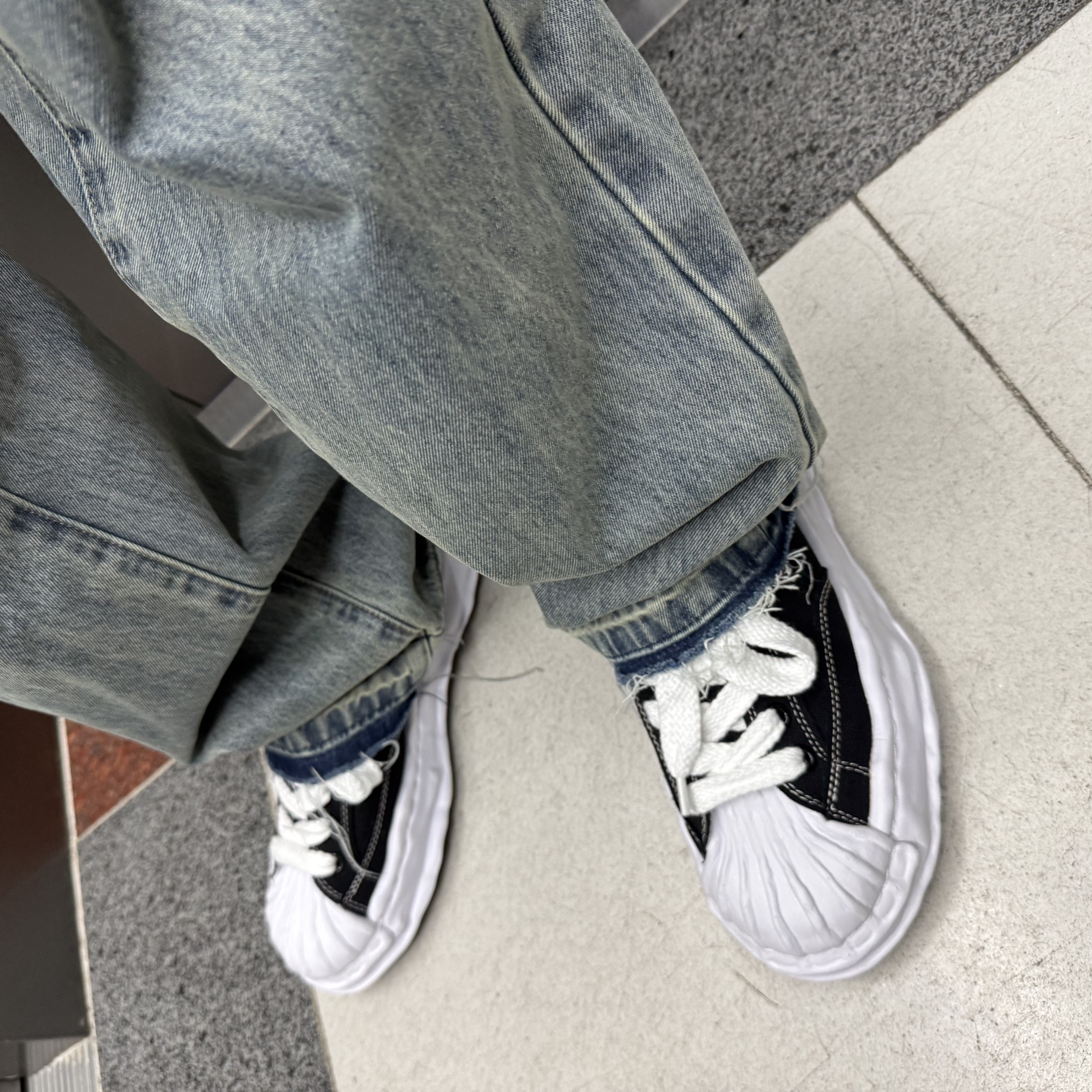 Maison Mihara Yasuhiro Blakey OG Sole Canvas Low-top Sneakers Black White 착용 스타일 - 2