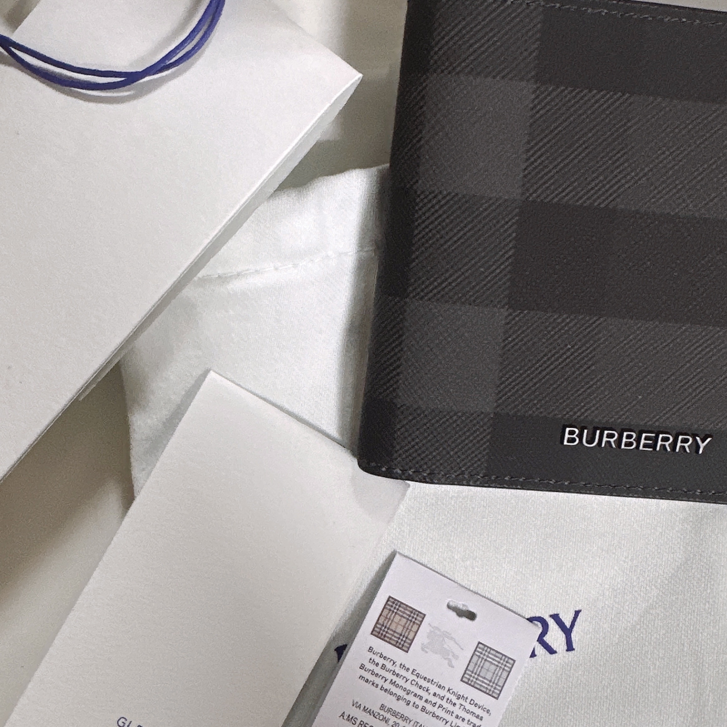 Burberry Check and Leather Bifold Wallet Charcoal 착용 스타일