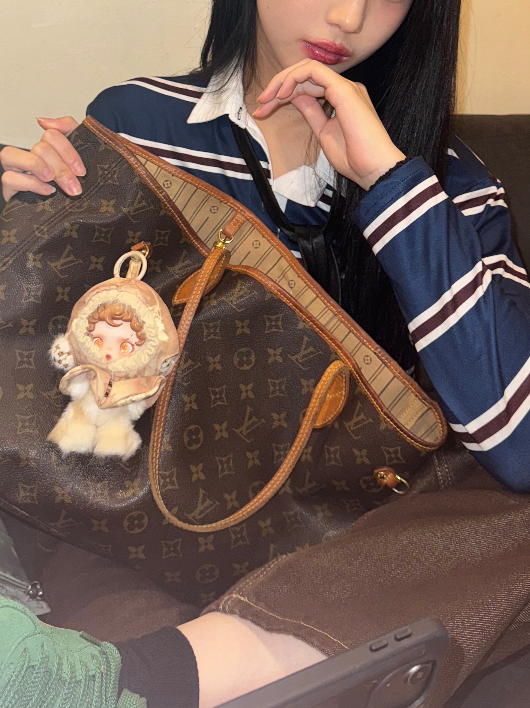 Louis Vuitton Neverfull MM Monogram Cerise Red, Puma Palermo Vine Clementine 착용 스타일 - 5