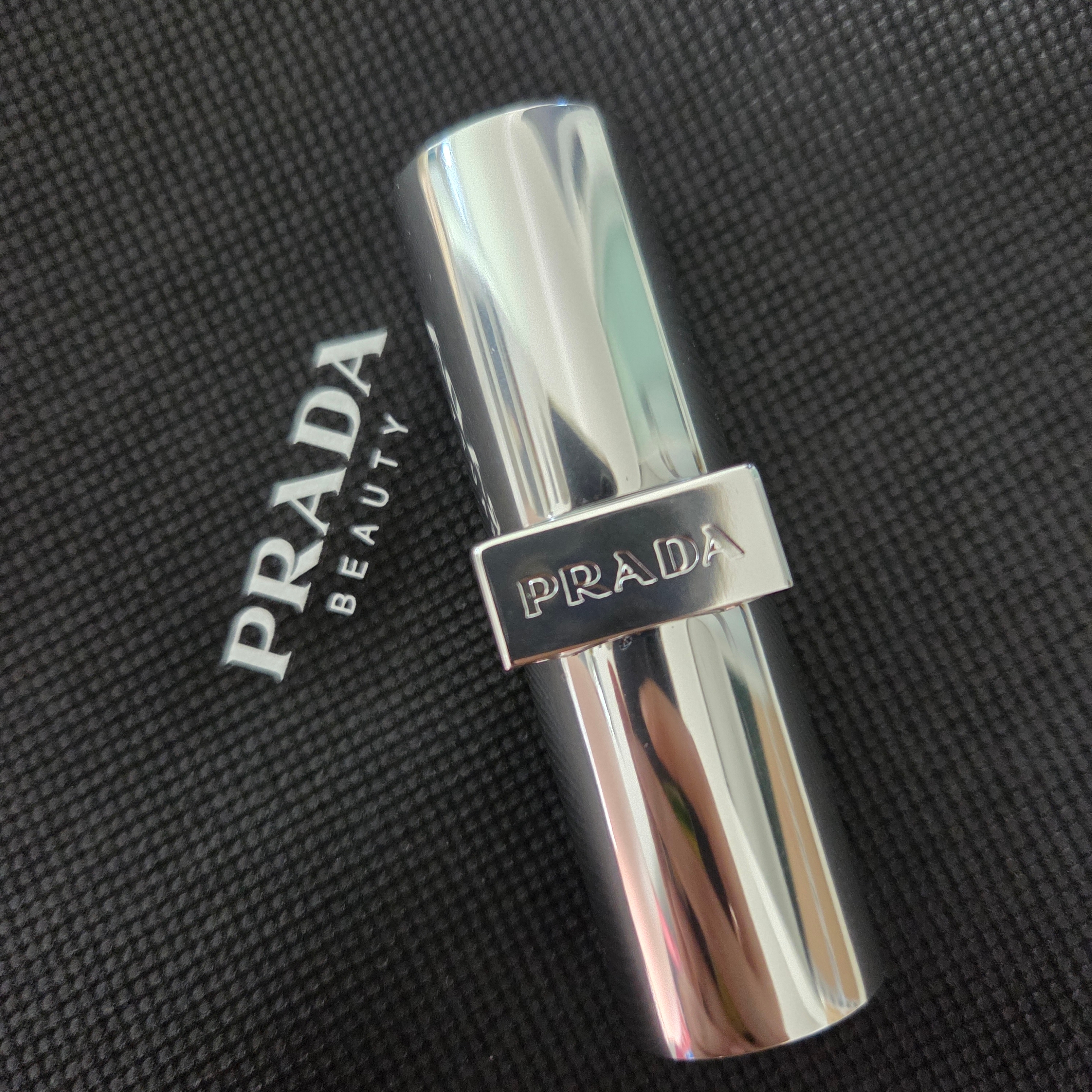 Prada Blushing Care Lip Balm U001 Astral Pink 착용 스타일