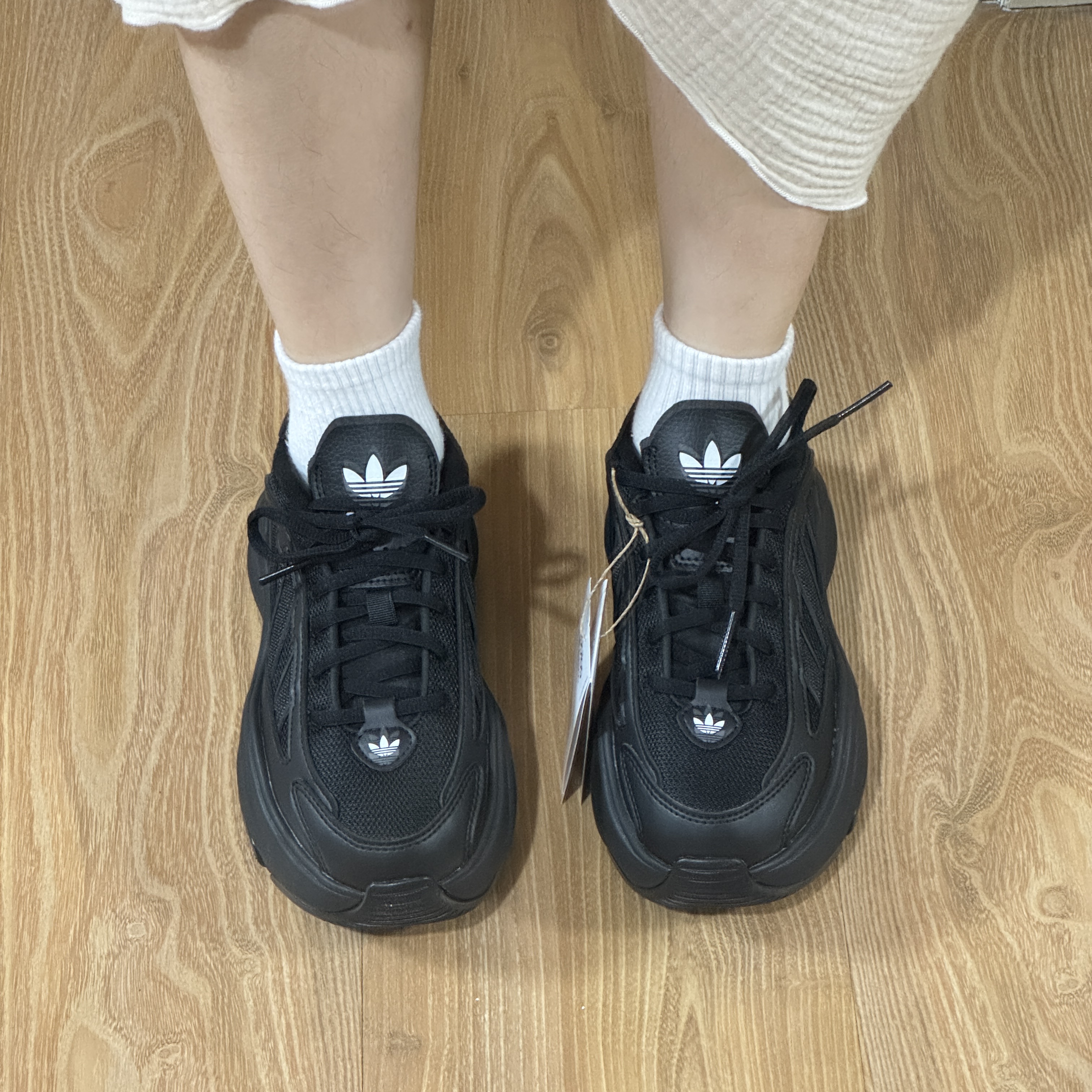 (W) Adidas Ozgaia Core Black 착용 스타일 - 1