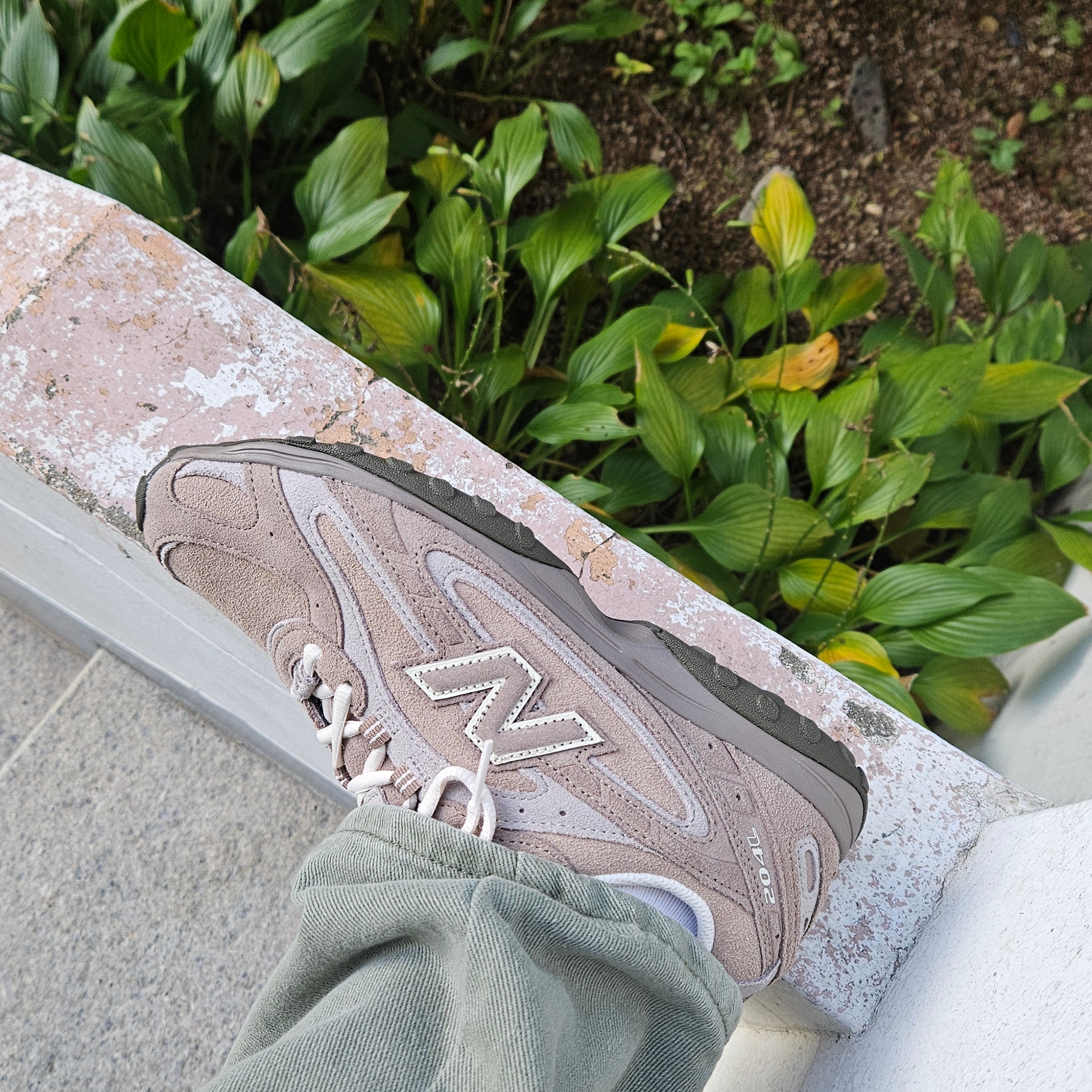 New Balance 204L Suede Mushroom Arid Stone 착용 스타일 - 3