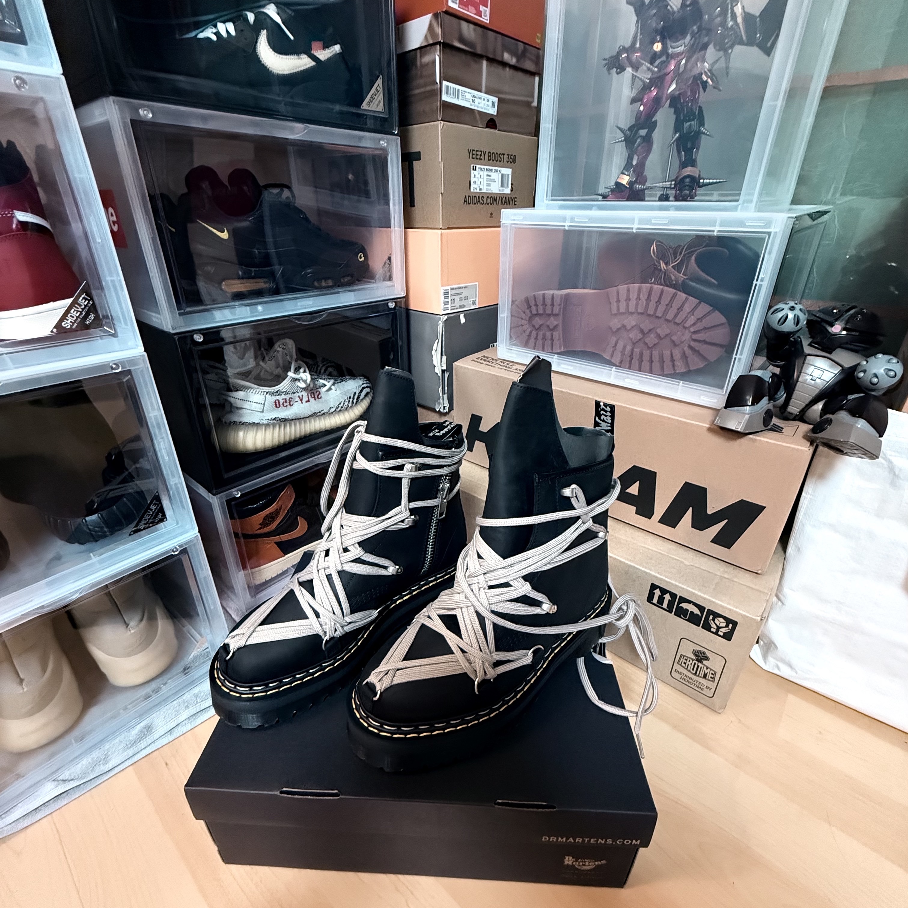 Dr. Martens x Rick Owens 1460 Quad Sole Mega Lace Boots Black, Stussy Jacquard Knit Bucket Hat Natural 착용 스타일 - 1