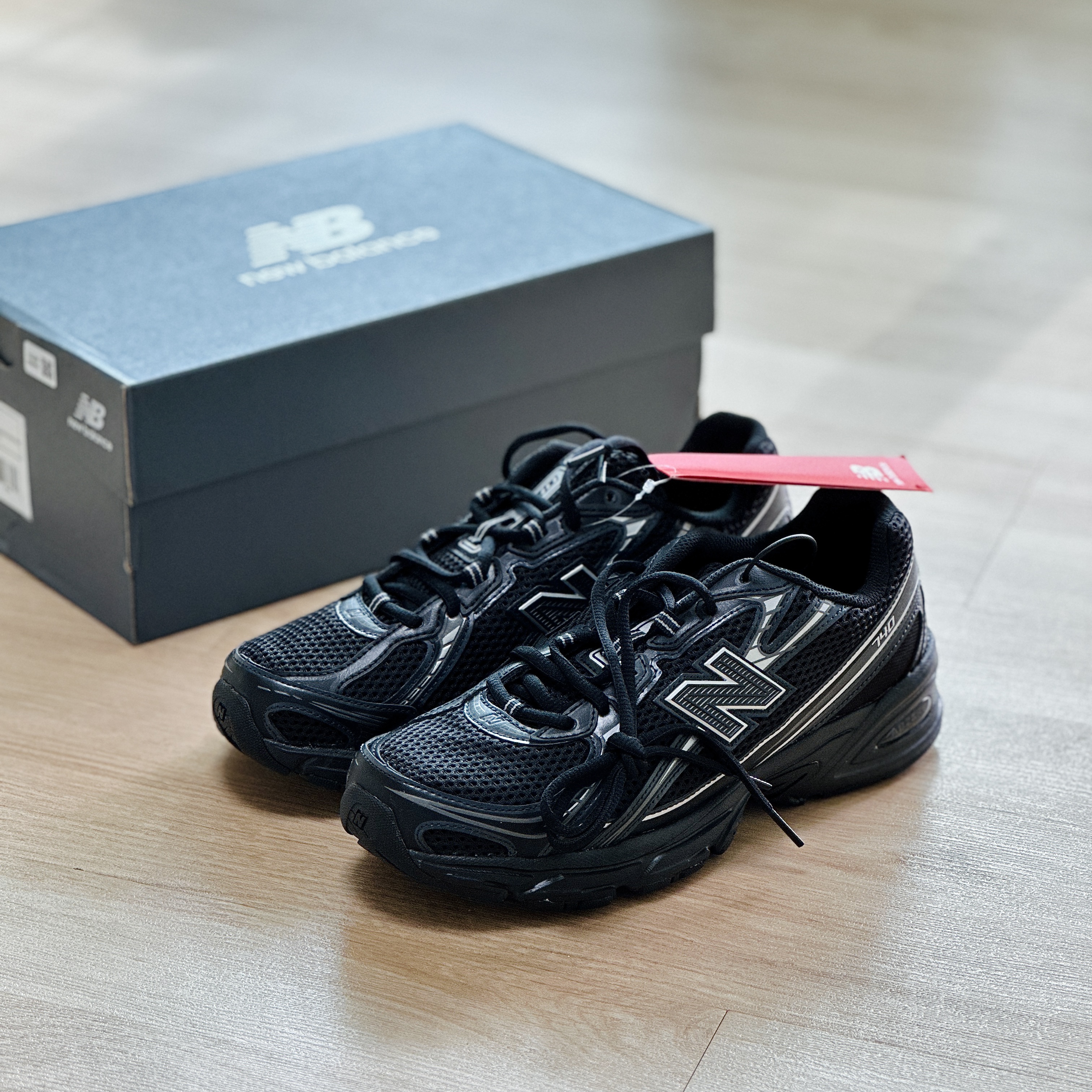 New Balance 740v2 Black Silver Metallic 착용 스타일