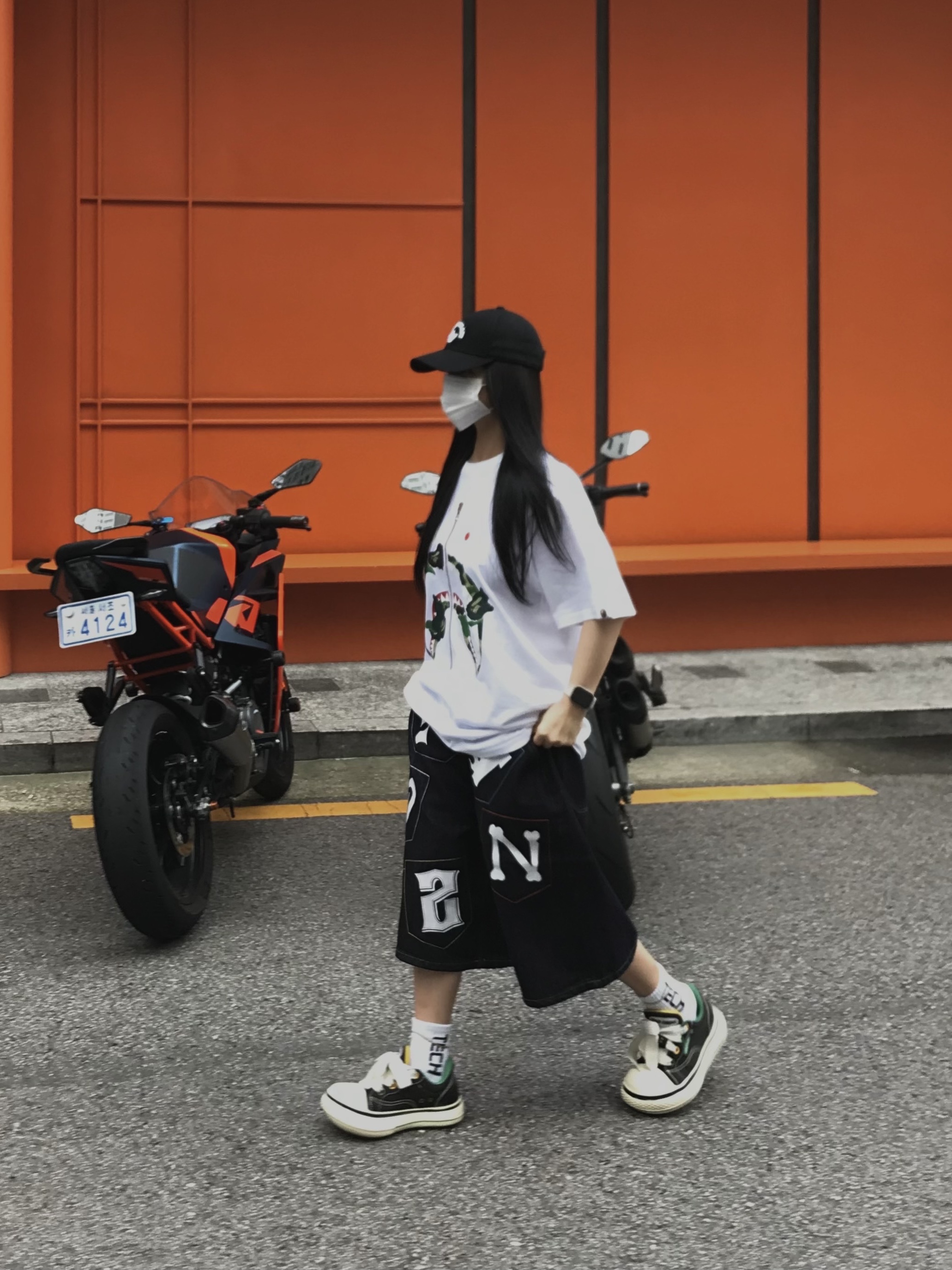 Adidas x BAPE Baseball Cap Black, BAPE ABC Camo Rebuild Shark T-Shirt White 착용 스타일 - 4