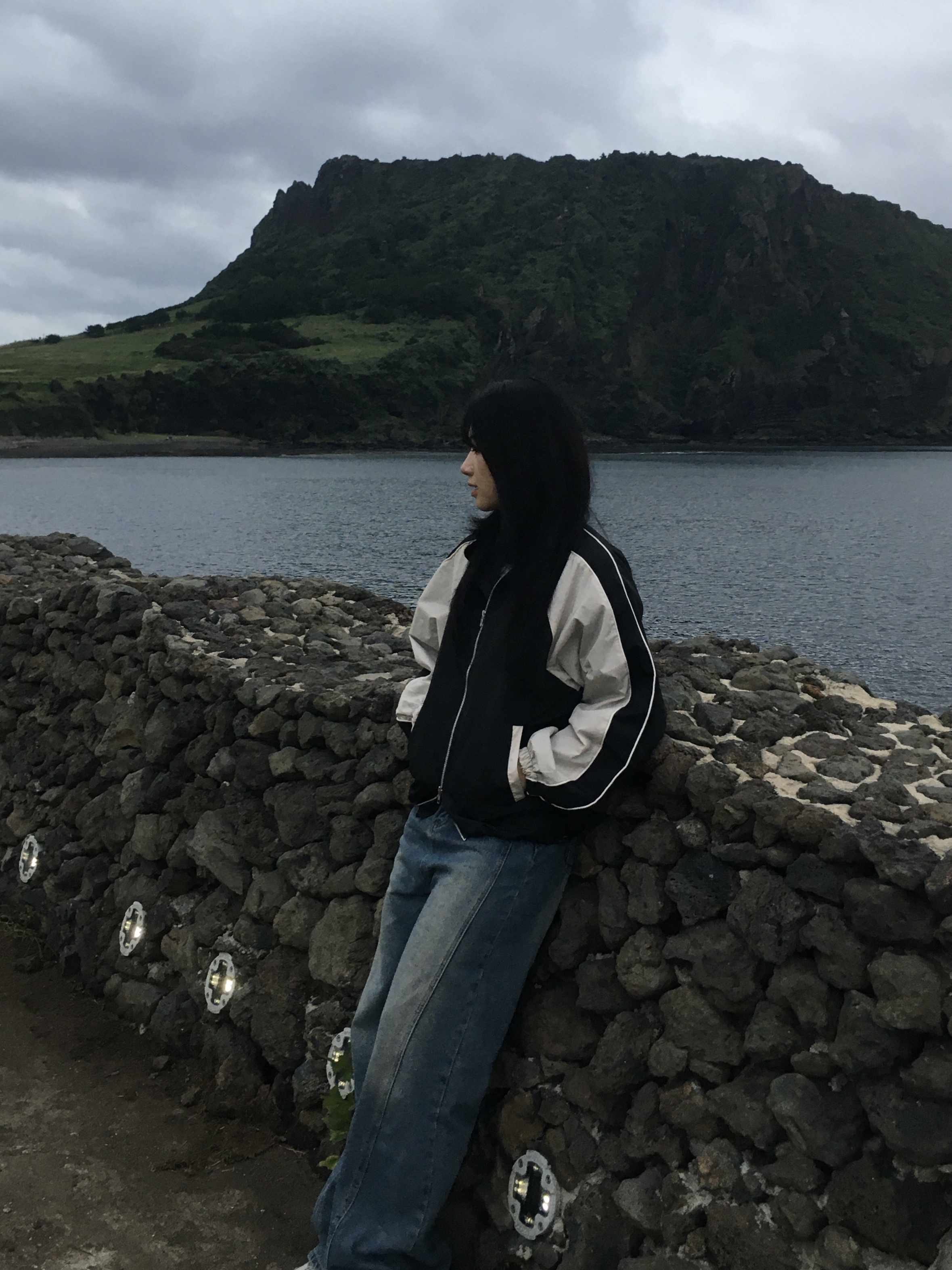 SLOW RECORD HOUSE Piping Line Windbreaker Black & Beige 착용 스타일 - 4