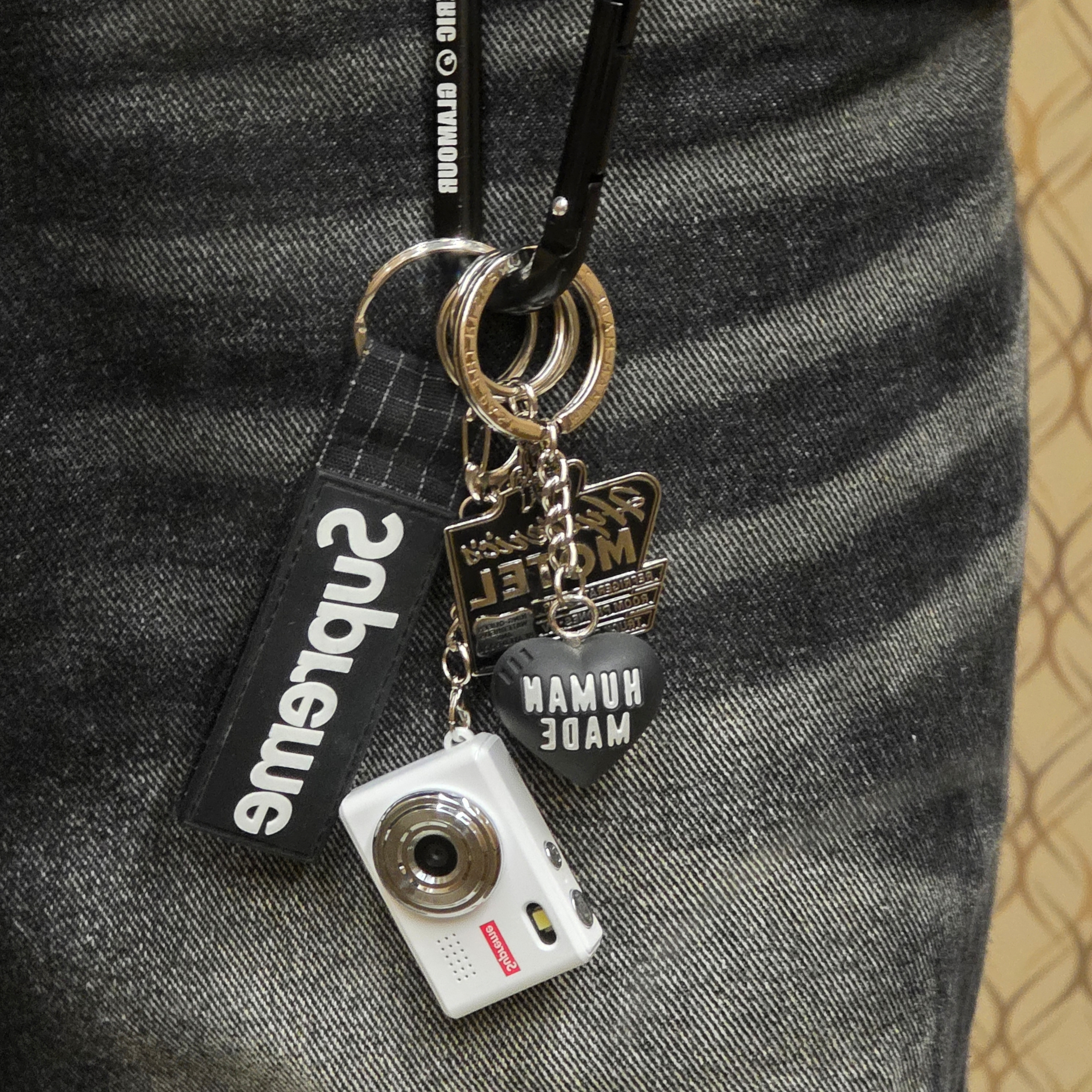 Supreme Ripstop Keychain Black - 24SS, Hysteric Glamour Hysteric Motel Keychain Silver 착용 스타일