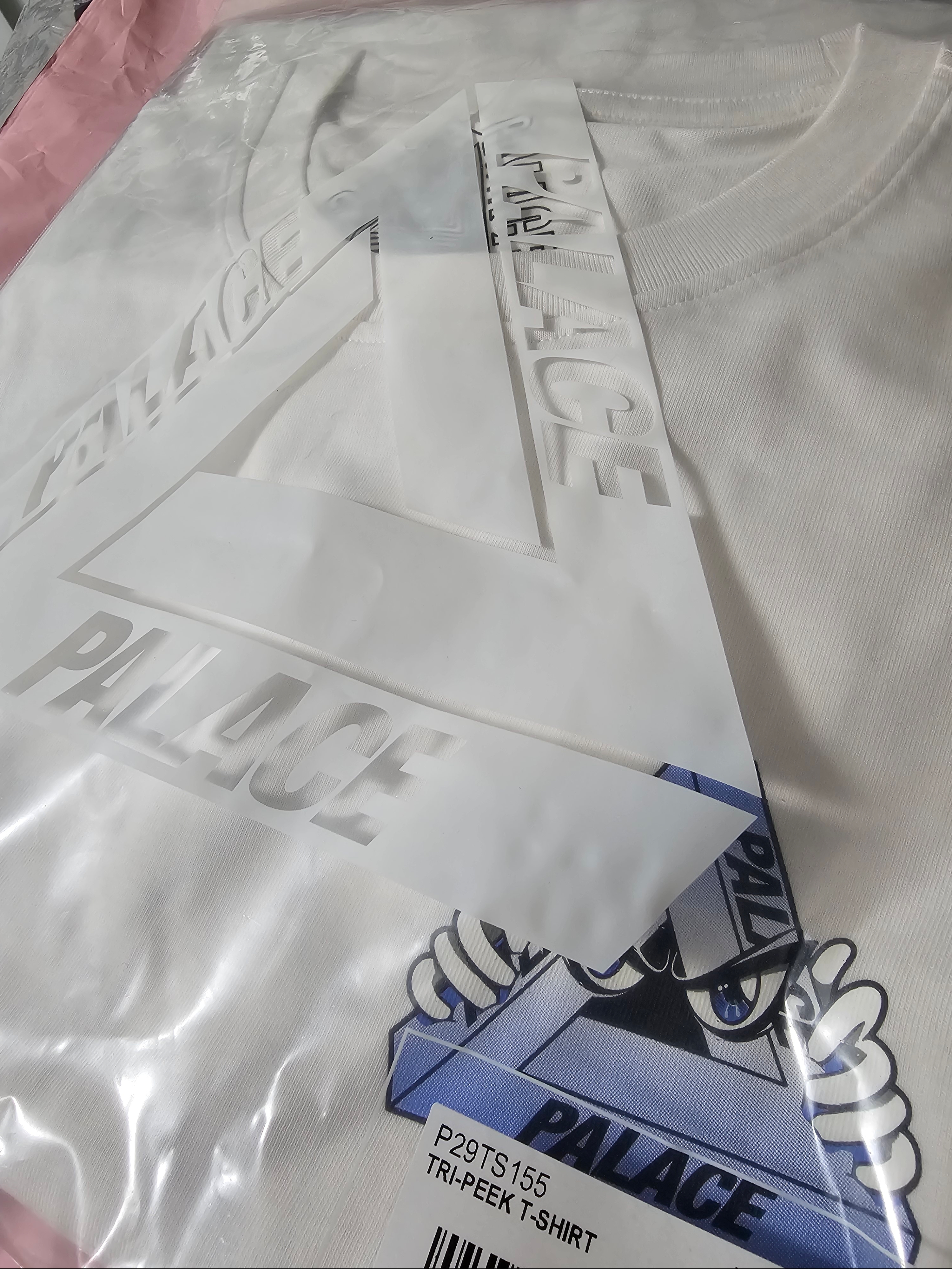 Palace Tri-Peek T-Shirt Black - 25FW, Palace Tri-Peek T-Shirt White - 25FW 착용 스타일 - 2