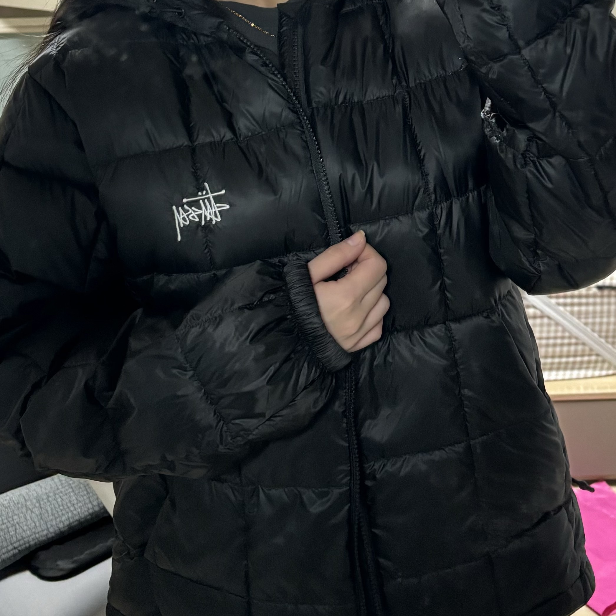 Stussy Midweight Hooded Puffer Black 착용 스타일 - 2