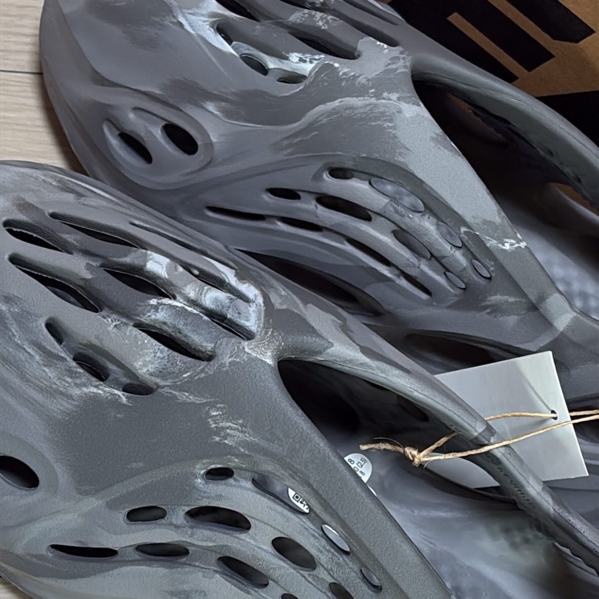 Adidas Yeezy Foam RNNR MX Granite 착용 스타일