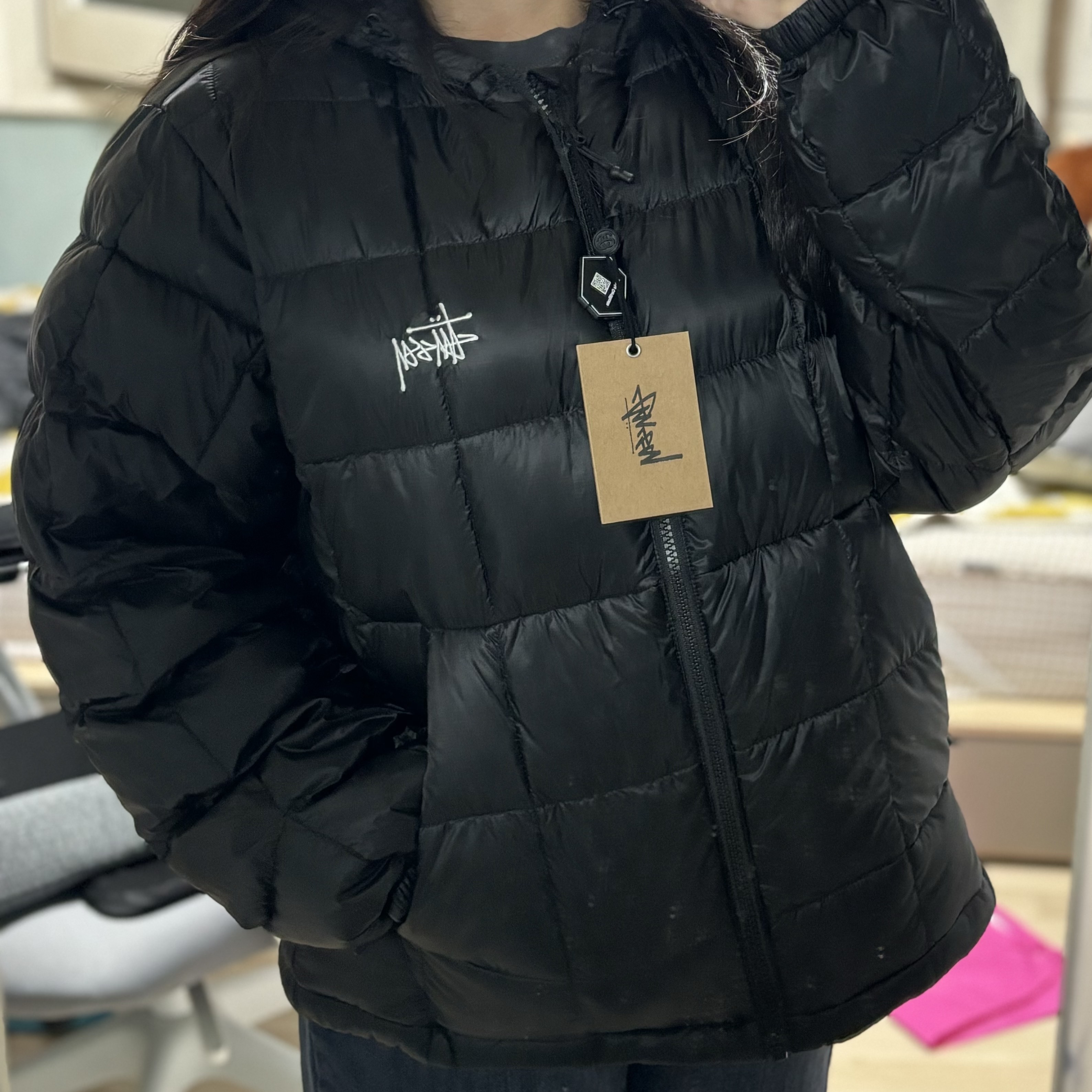 Stussy Midweight Hooded Puffer Black 착용 스타일 - 1