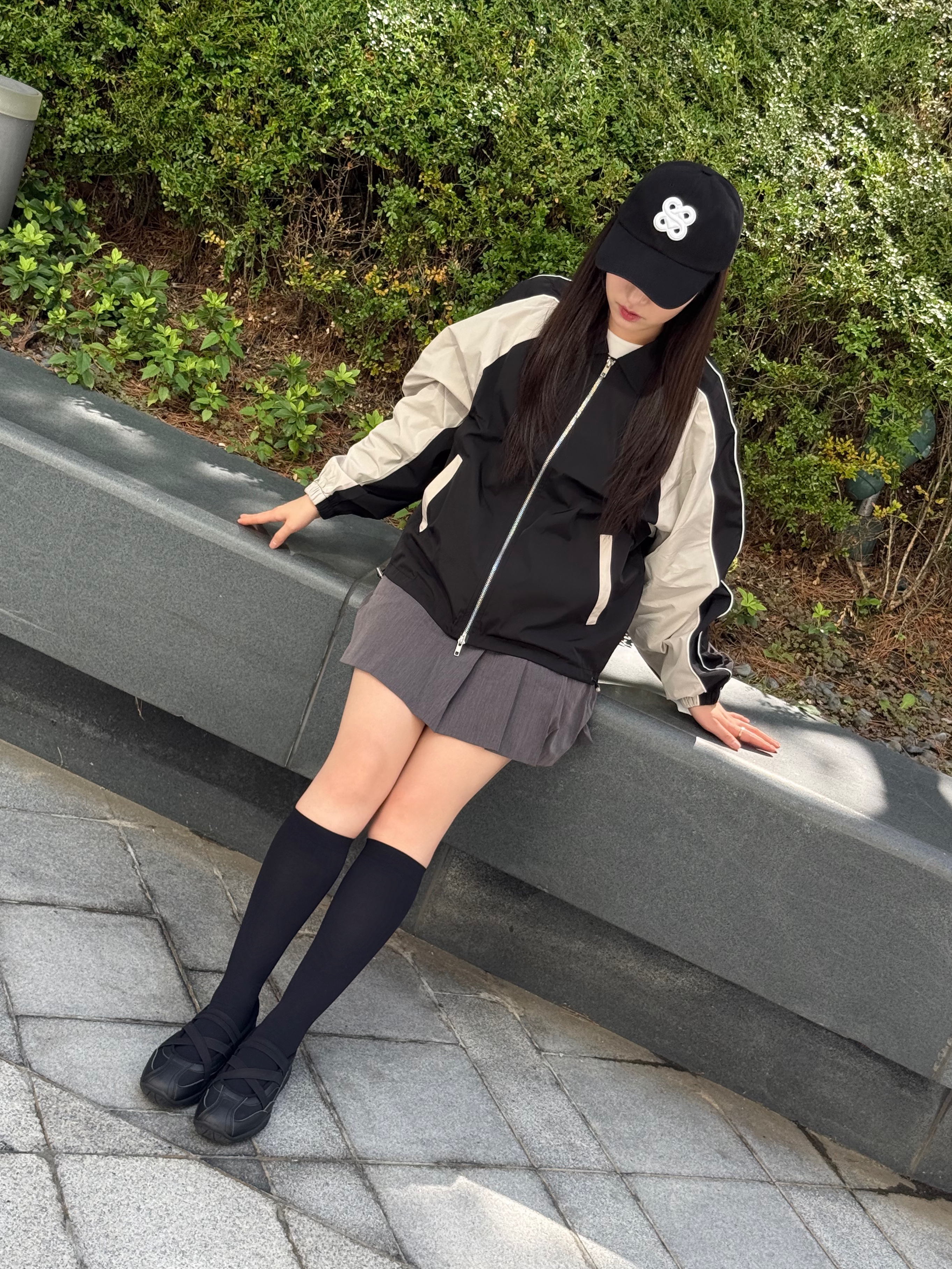 SLOW RECORD HOUSE Piping Line Windbreaker Black & Beige 착용 스타일 - 4