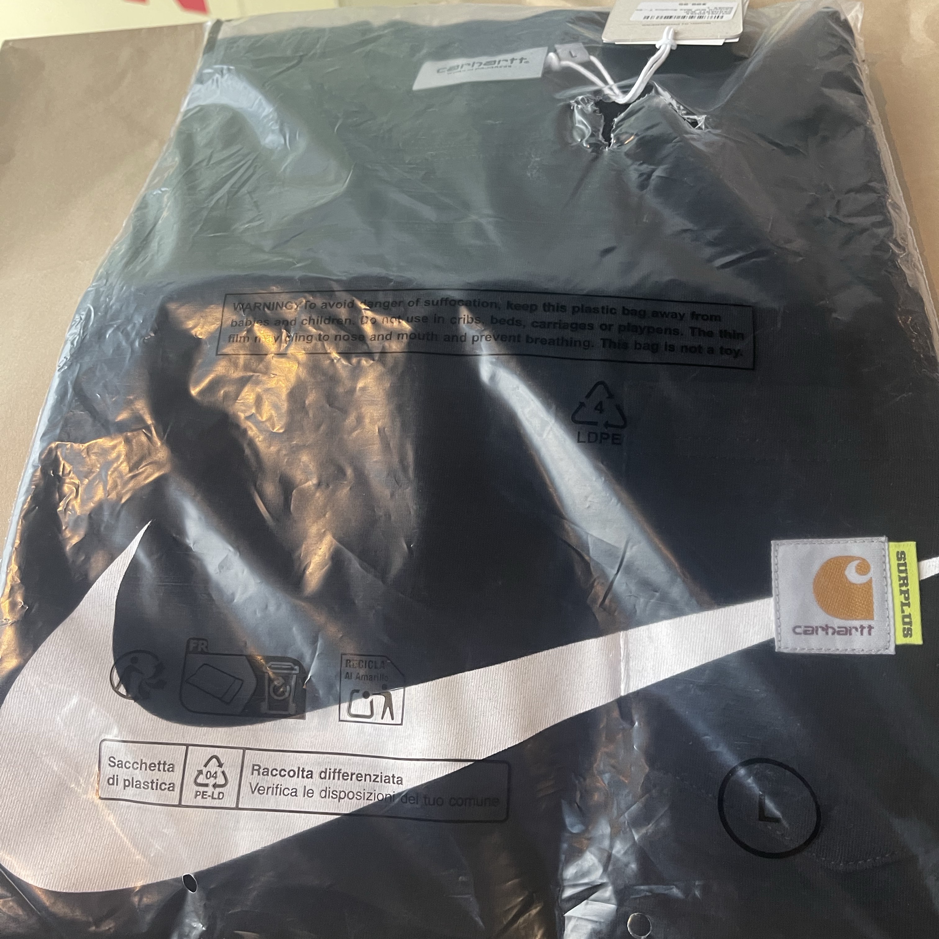 Carhartt WIP x Nike OG Active Jacket Charcoal - Surplus 2025 Exclusive, Carhartt WIP x Nike Graphic Pocket T-Shirt Black - Surplus 2025 Exclusive 착용 스타일 - 3