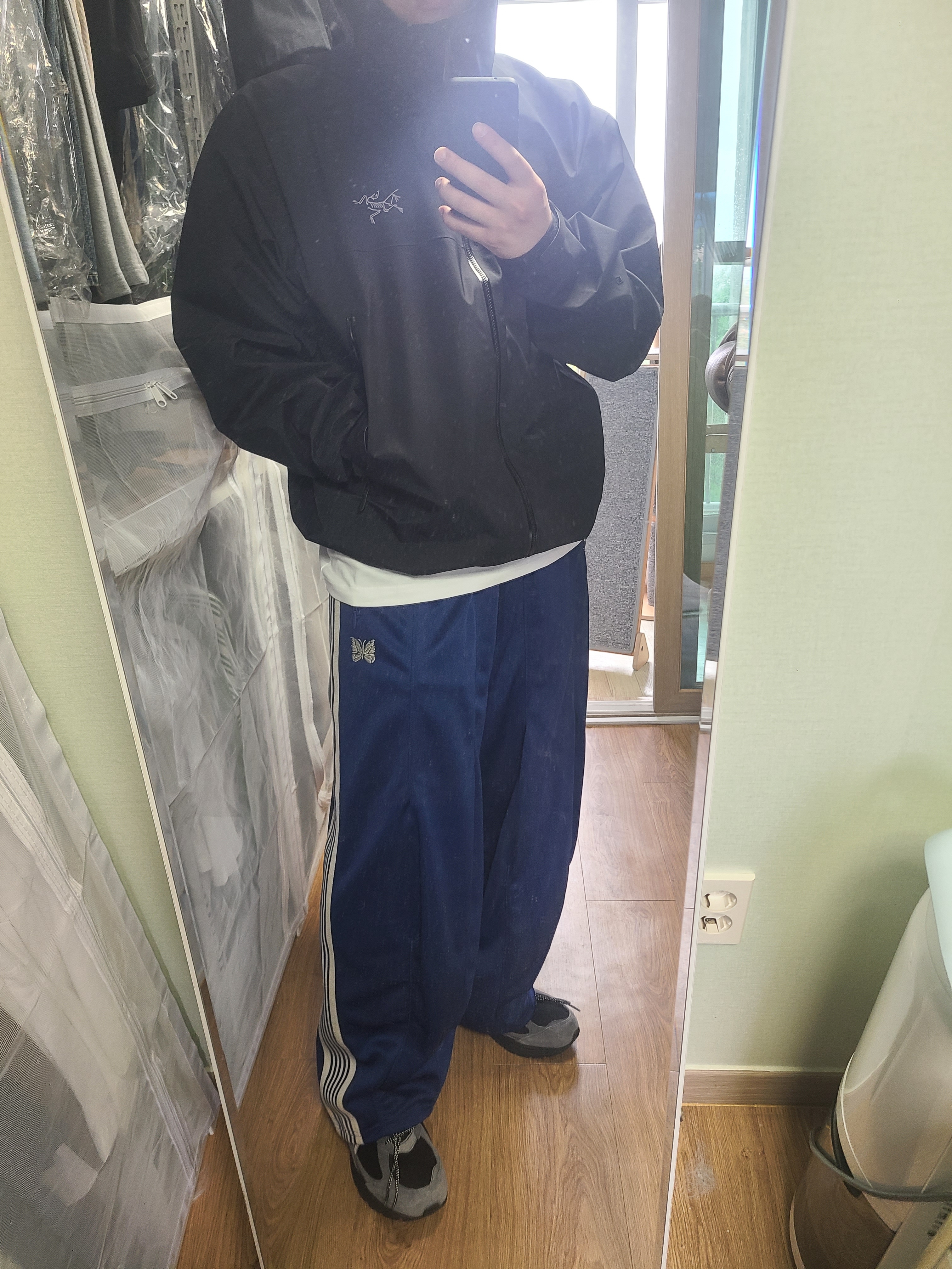 Arc'teryx Atom LT Hoody Glitch, Asics Gel-Kayano 14 Birch Dark Pewter 착용 스타일 - 5