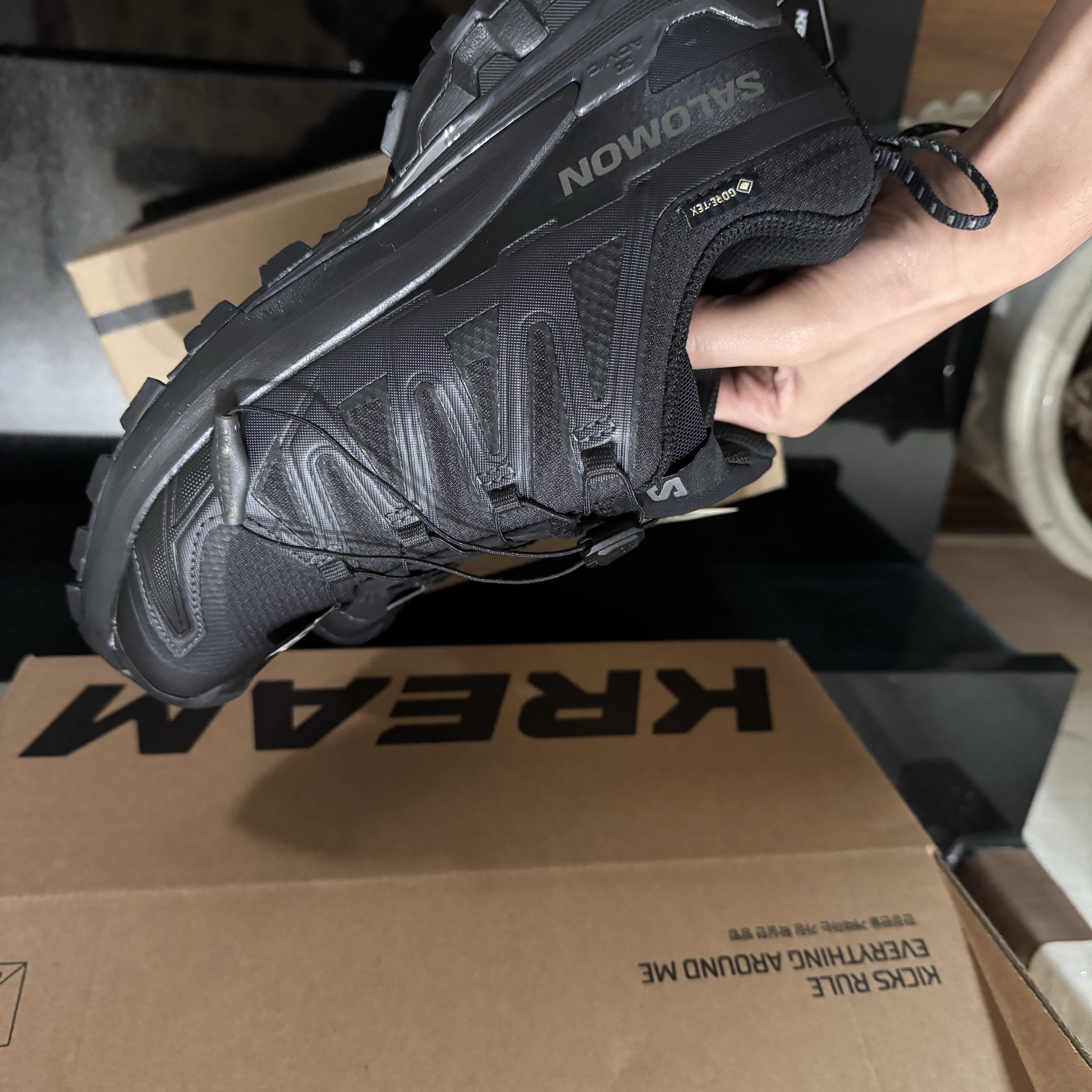 Salomon XA Pro 3D V9 Gore-Tex Wide Black Phantom 착용 스타일 - 2