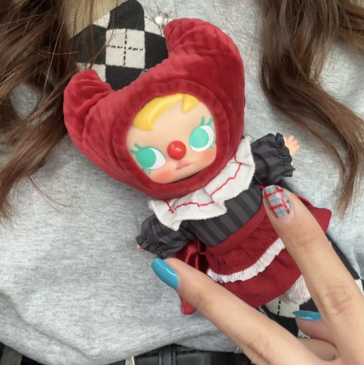 Pop Mart Why So Serious Series Vinyl Plush Pendant Crimson Dancer (Opened Case) 착용 스타일