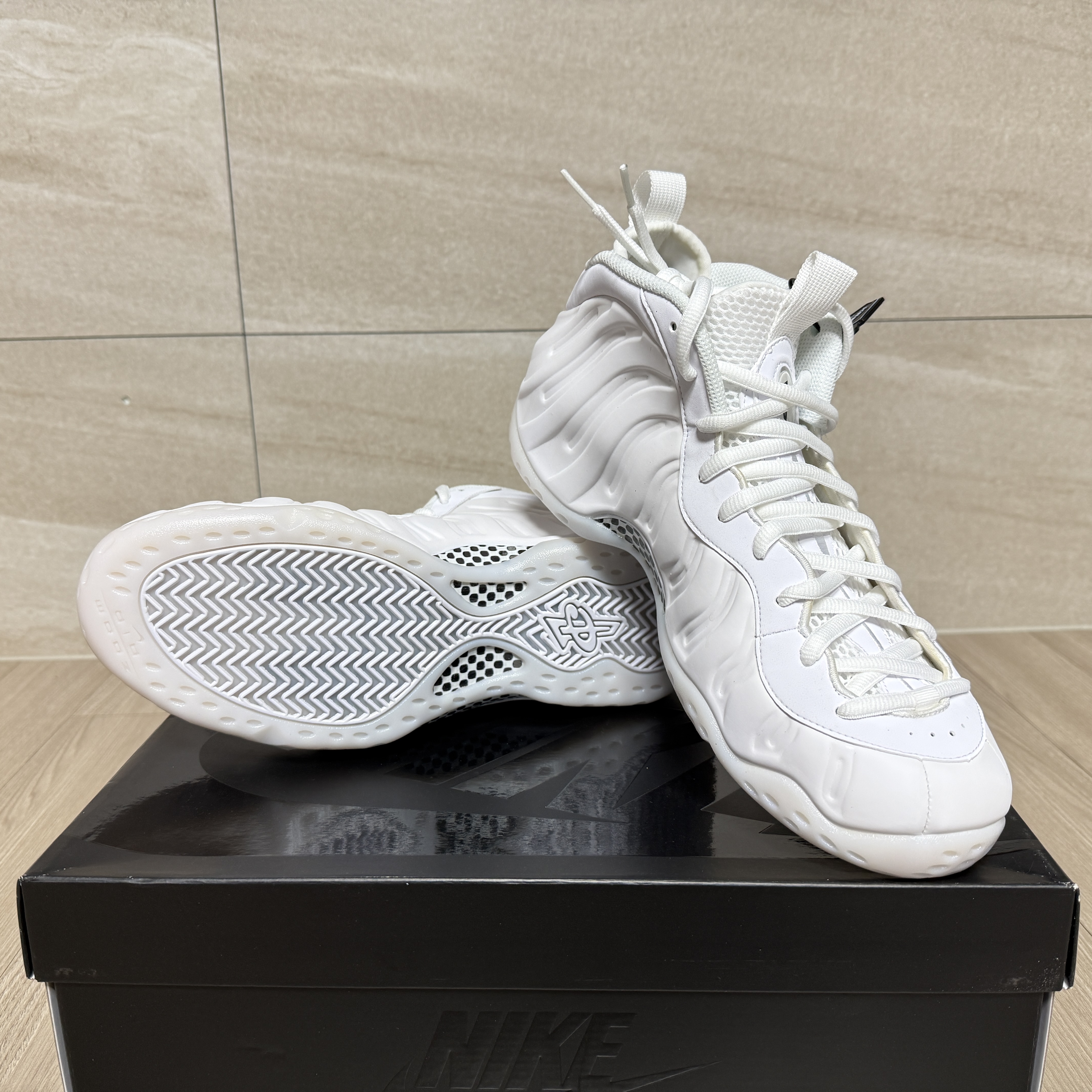 Nike Air Foamposite One Triple White 착용 스타일 - 1