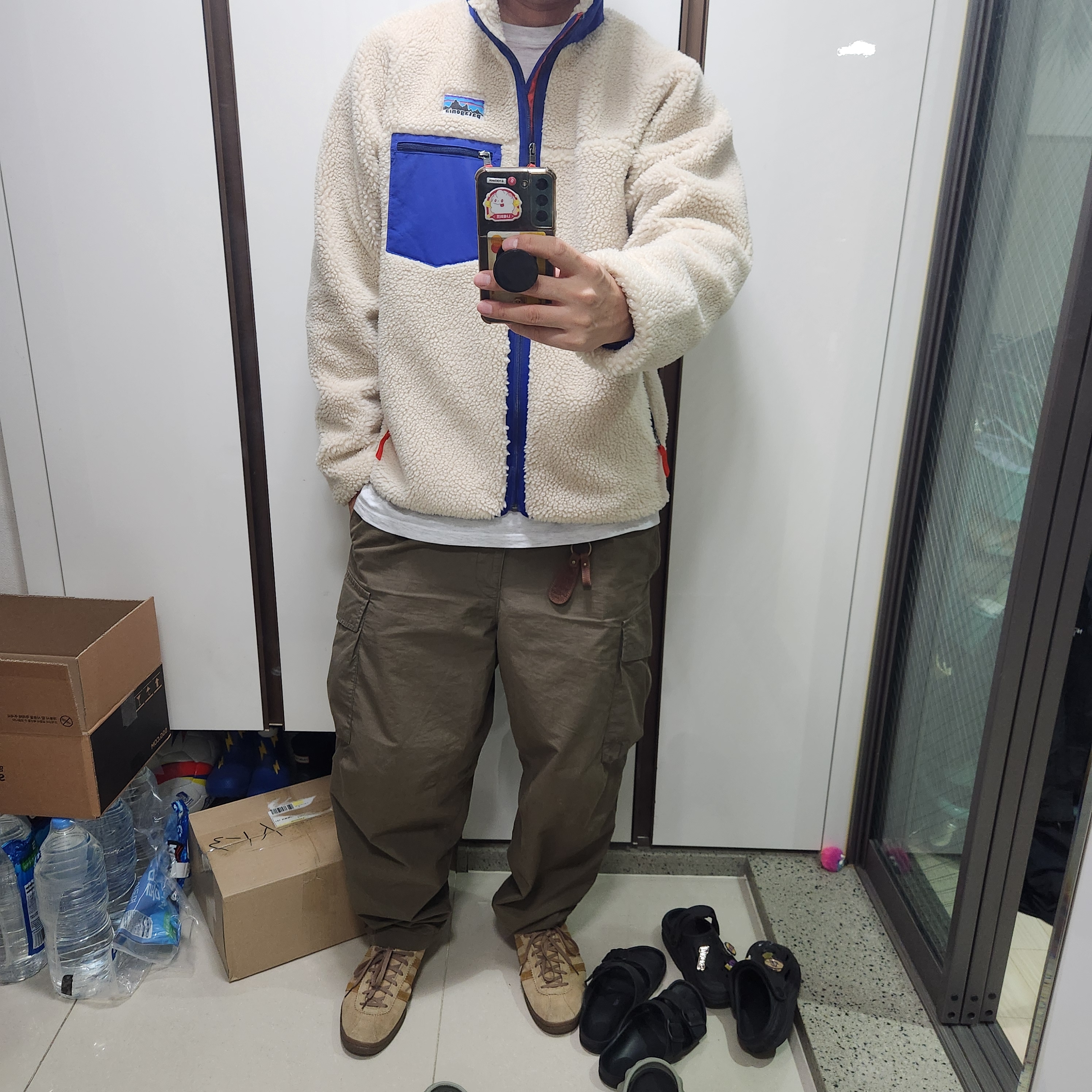 Patagonia Classic Retro-X Fleece Jacket Dark Natural 착용 스타일 - 1