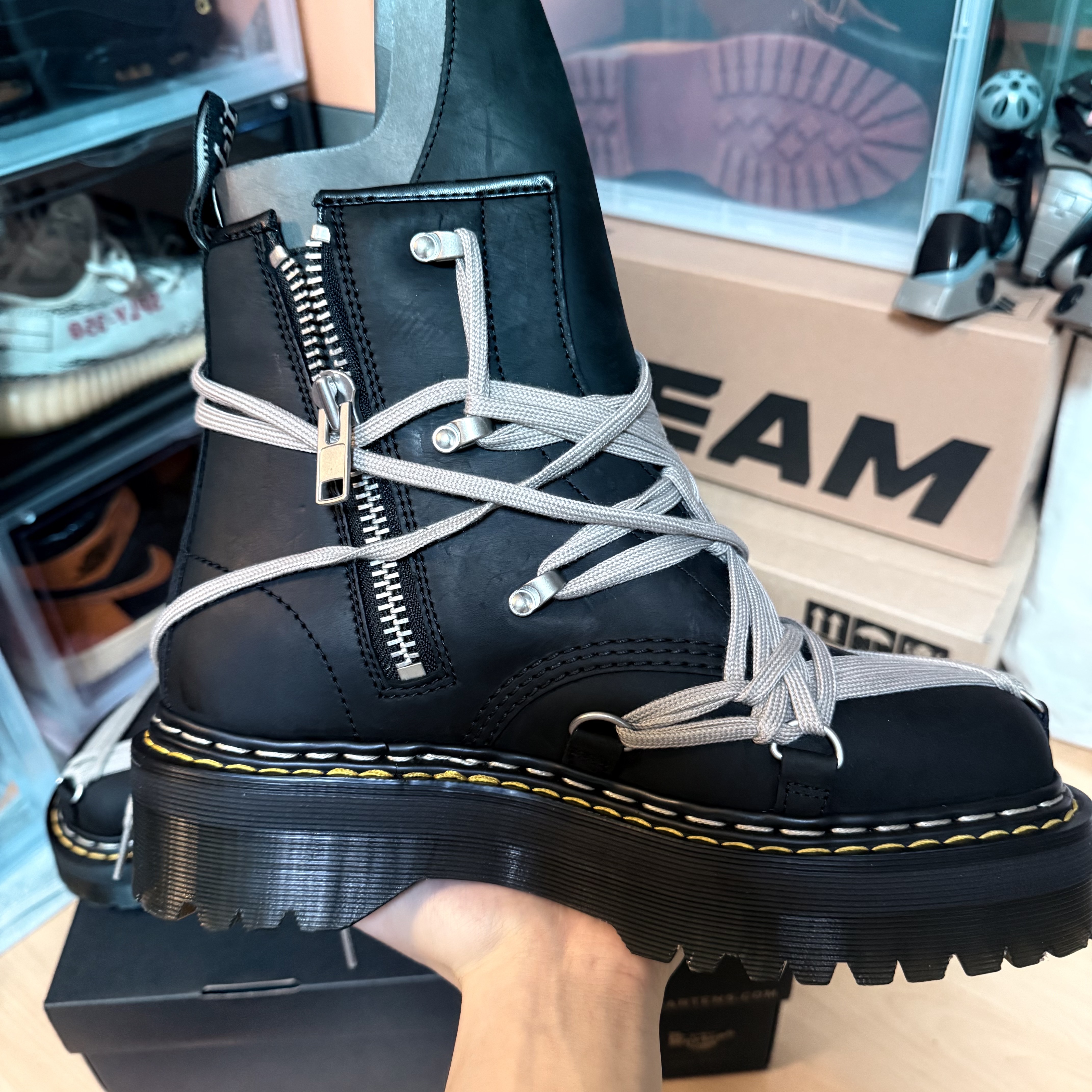 Dr. Martens x Rick Owens 1460 Quad Sole Mega Lace Boots Black, Stussy Jacquard Knit Bucket Hat Natural 착용 스타일 - 8