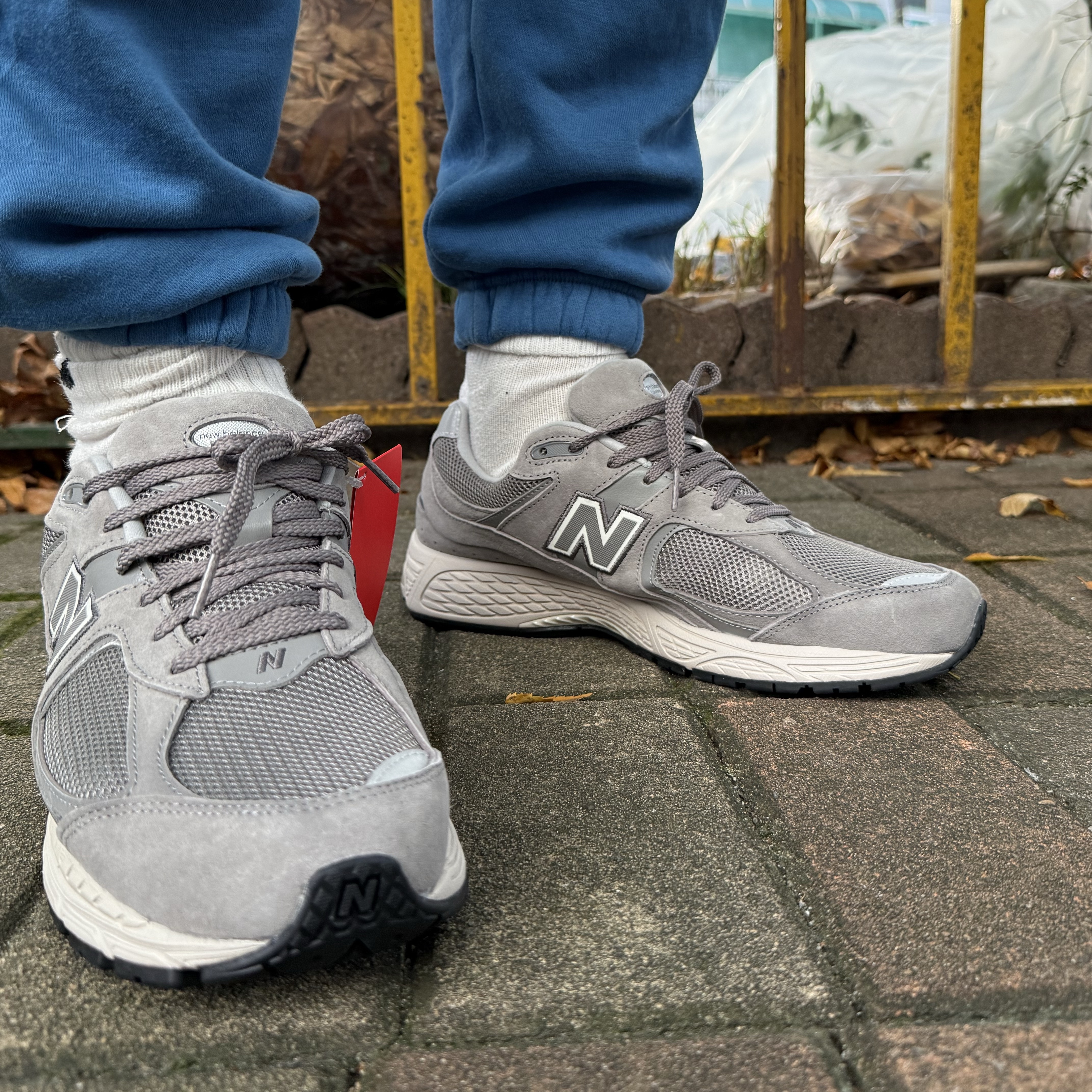 New Balance 2002R Grey 착용 스타일 - 2