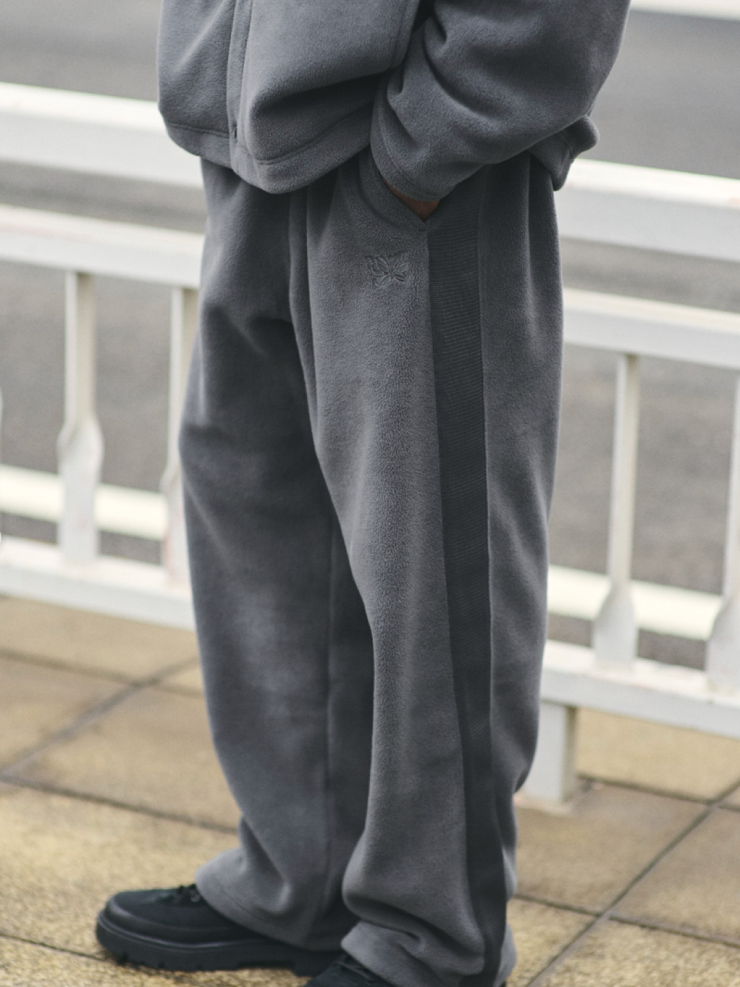 Uniqlo x Needles Fleece Oversized Cardigan Black - KR, Uniqlo x Needles Fleece Oversized Cardigan Dark Gray - KR 착용 스타일 - 2