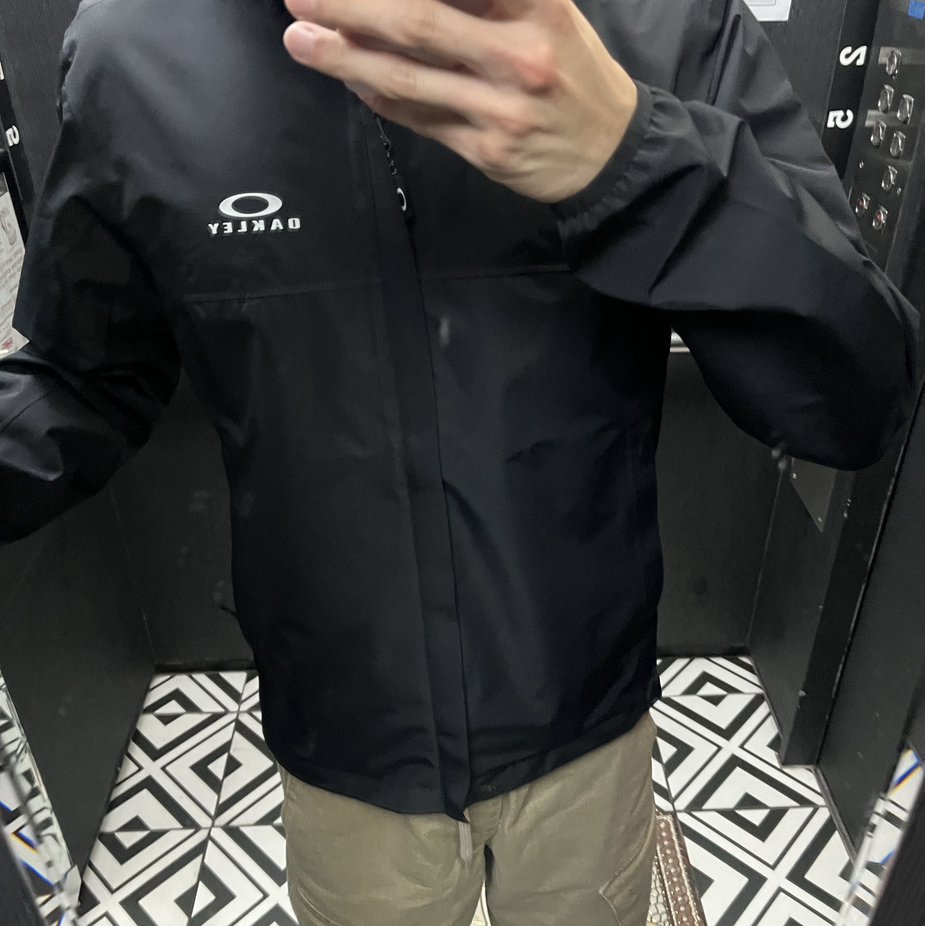 Oakley Elements Shell Jacket 2.0 Blackout 착용 스타일