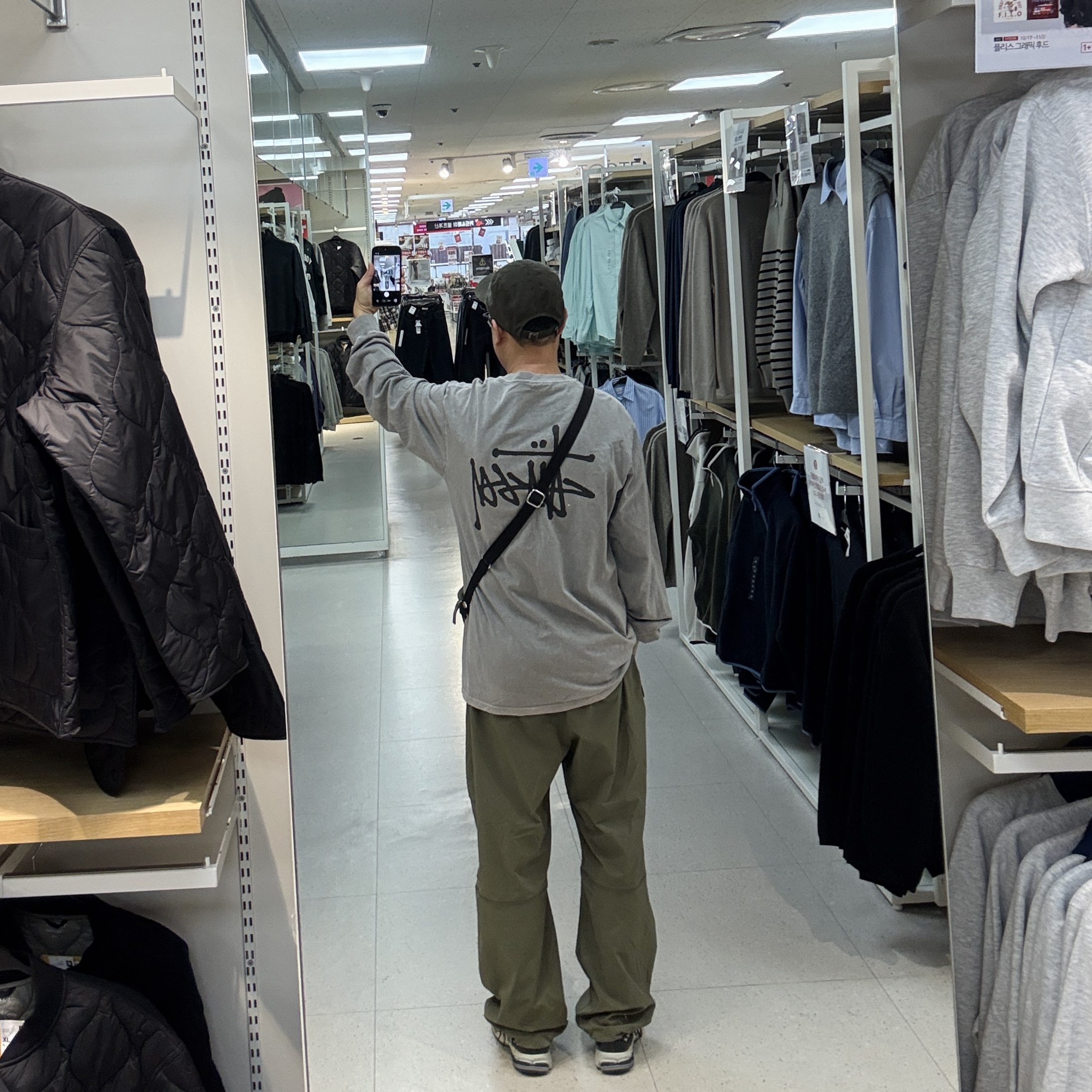 Stussy Basic Stussy Pigment Dyed LS T-Shirt Grey 2022, Stussy Canvas Side Pouch Washed Black 착용 스타일 - 2