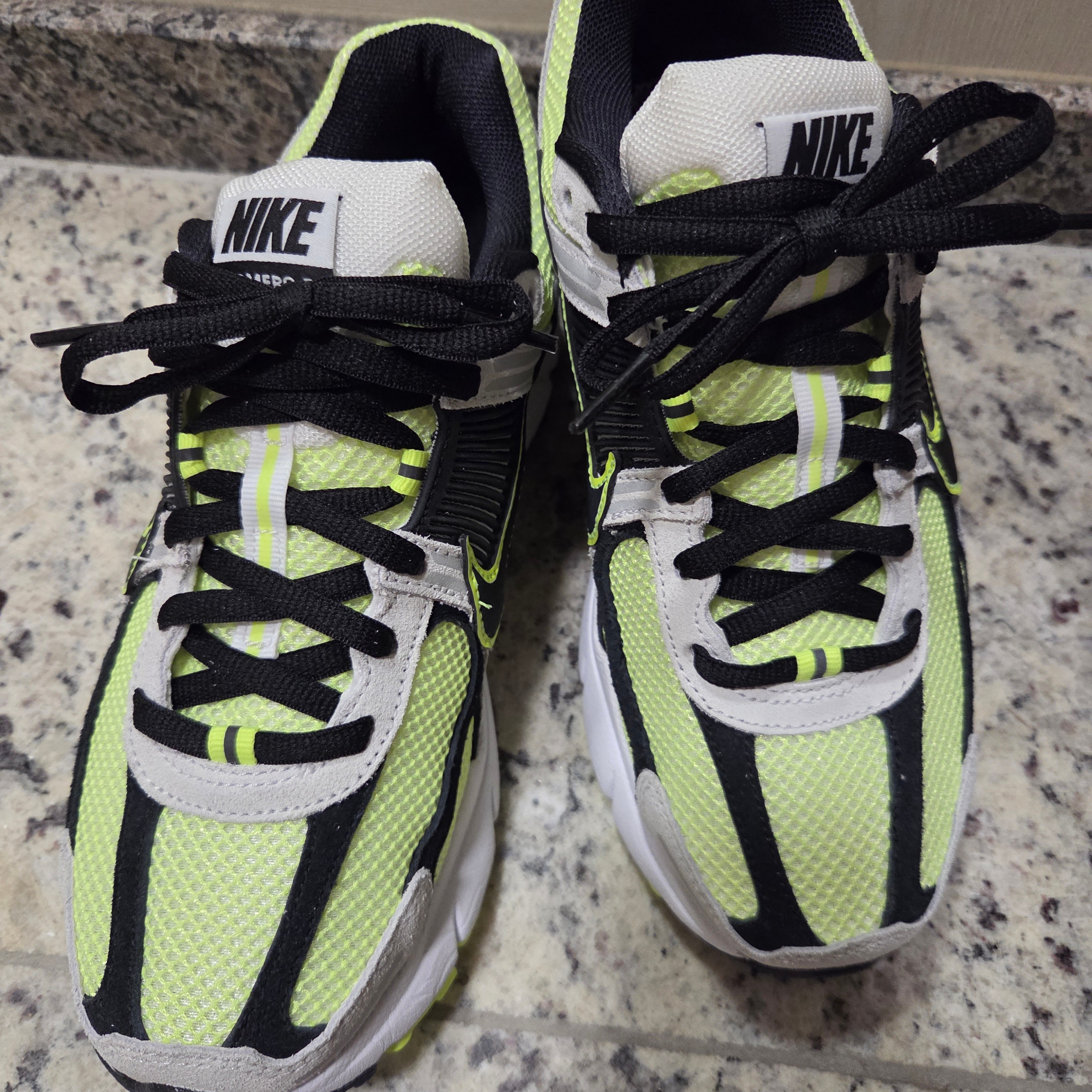 Nike Zoom Vomero 5 Volt Metallic Platinum 착용 스타일