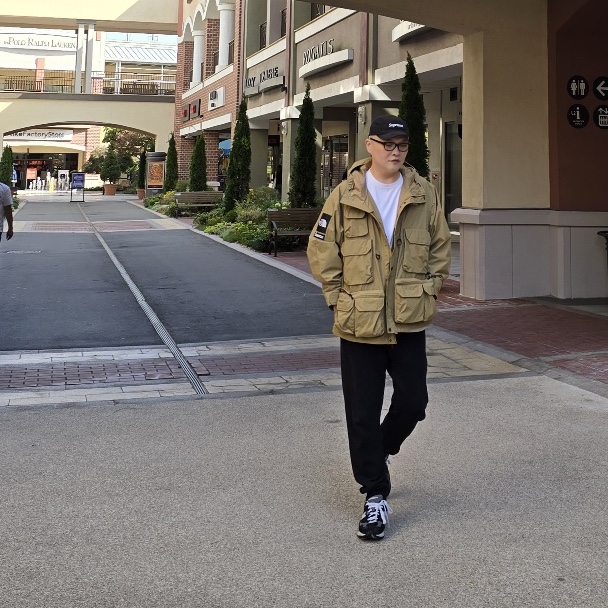 New Balance 992 Made in USA Black Grey, Supreme x The North Face Cargo Jacket Gold - 20SS 착용 스타일
